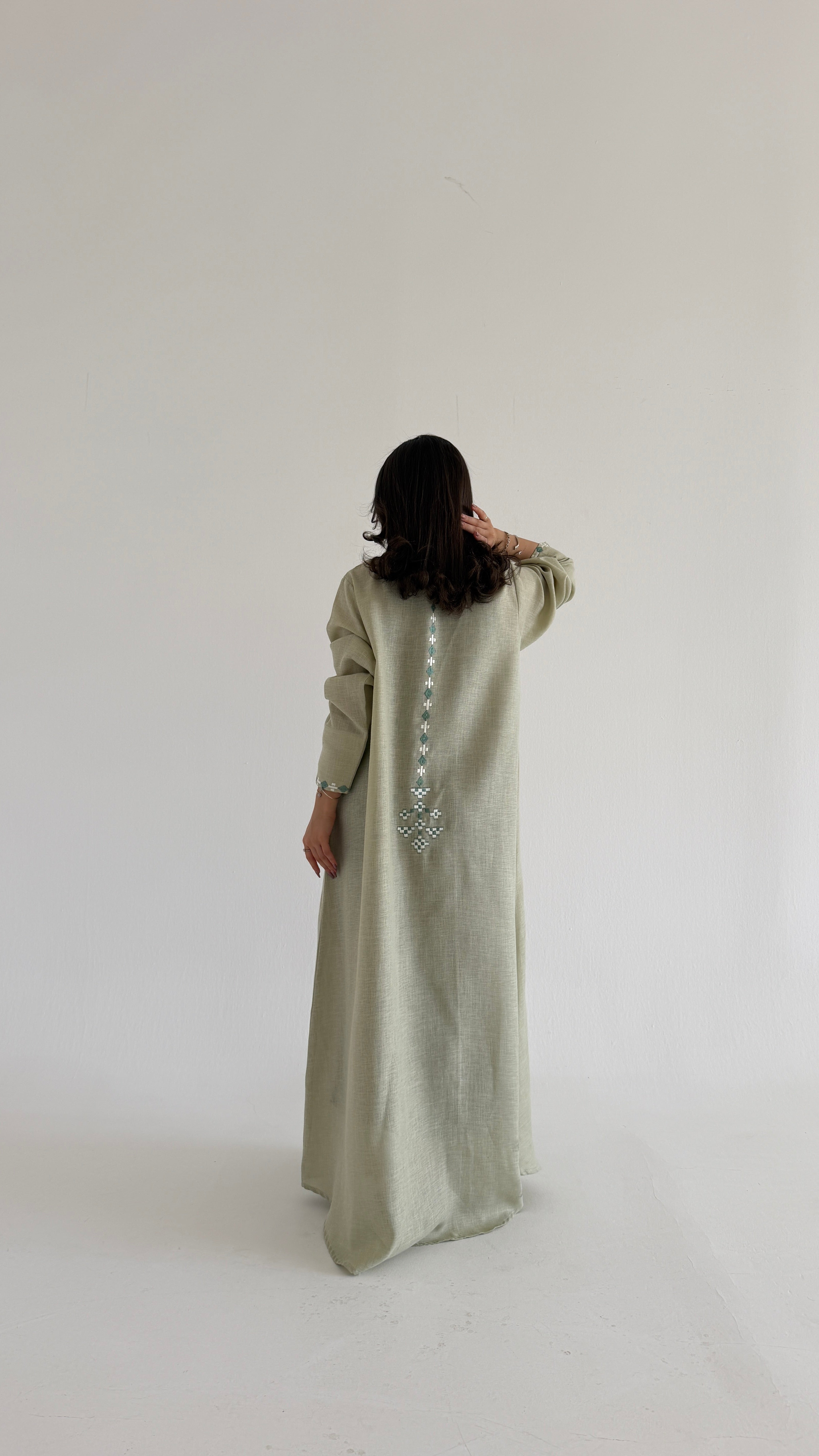 MW2124 - عباية لينن أنيقة بقصّة هينك عصرية - Aya