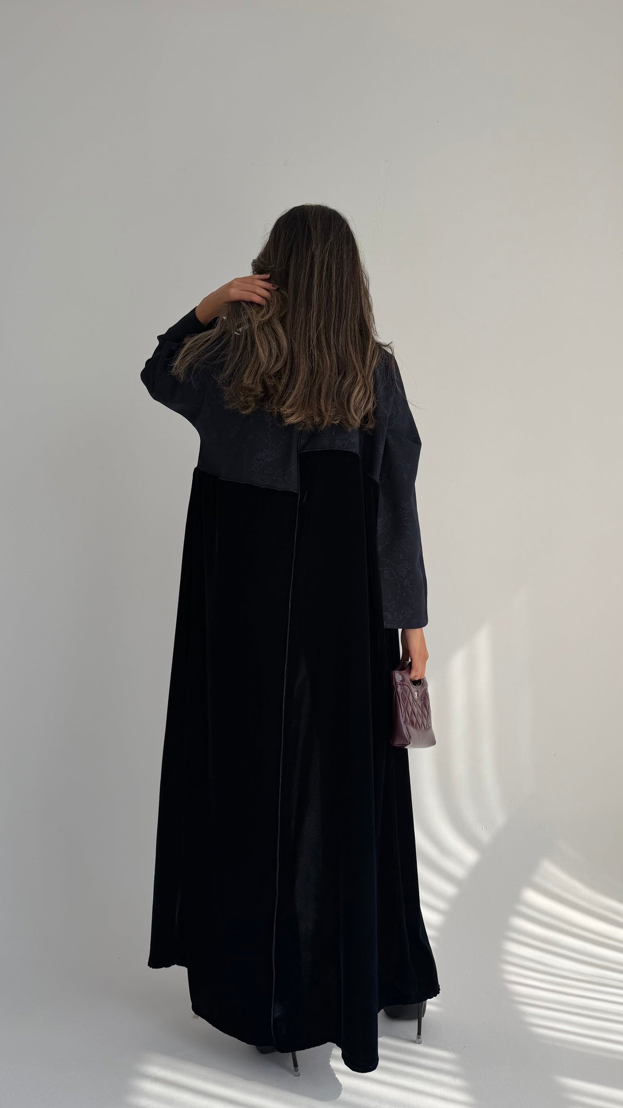MWT881 -عباية مخمل مع تدخيلة جاكار - Aya