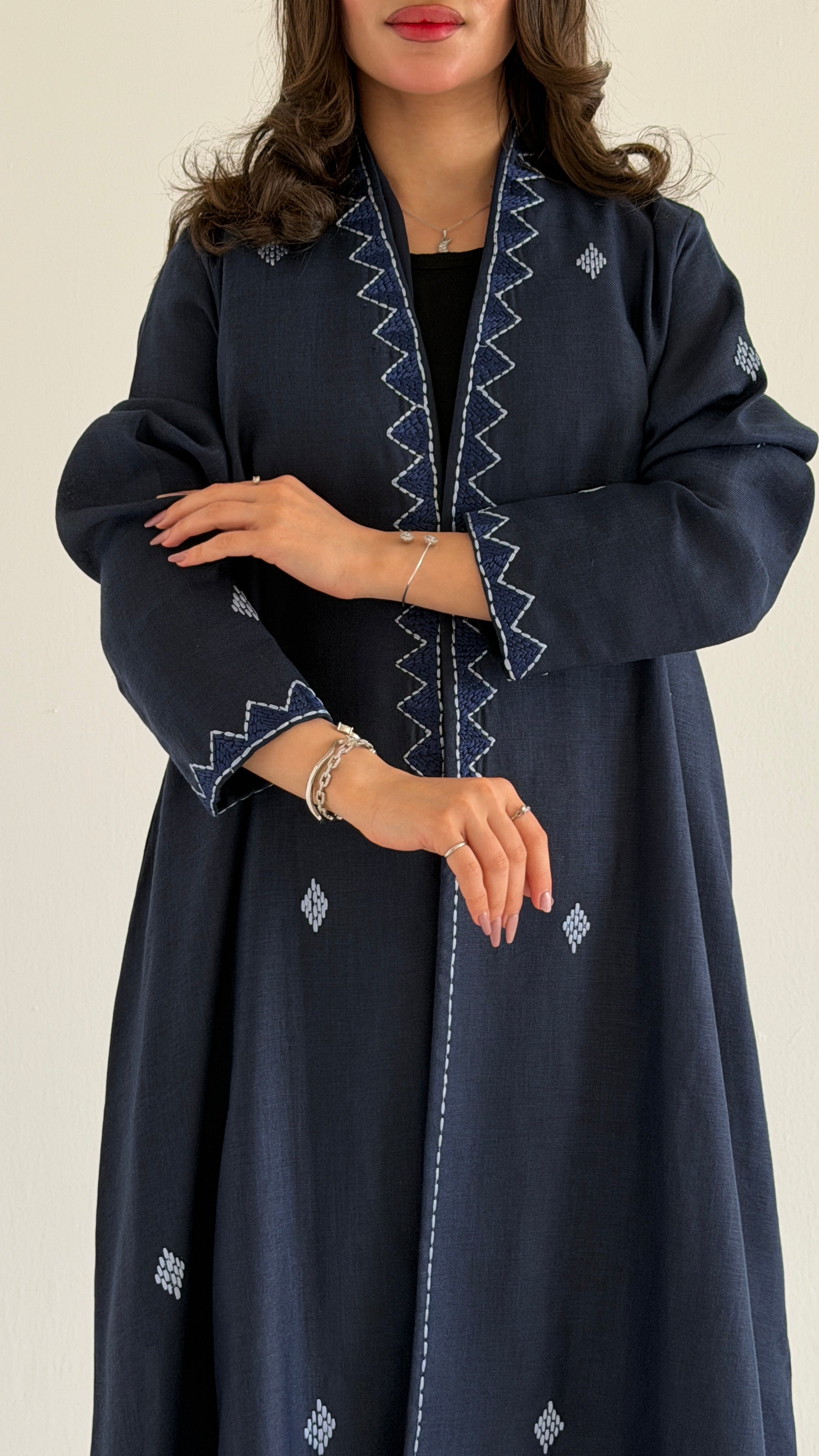 MW2123 - عباية لينن أنيقة بقصّة هينك عصرية - Aya