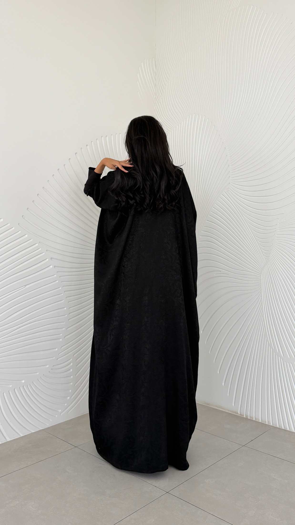 MWT5129 - عبايه اسود كريب خفيف طايح مشجر مع أكمام ستريتش - Aya