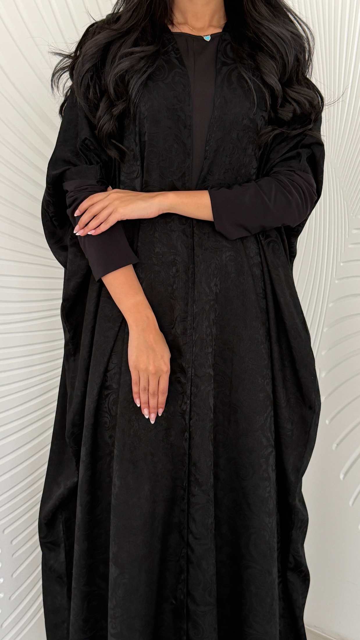 MWT5129 - عبايه اسود كريب خفيف طايح مشجر مع أكمام ستريتش - Aya