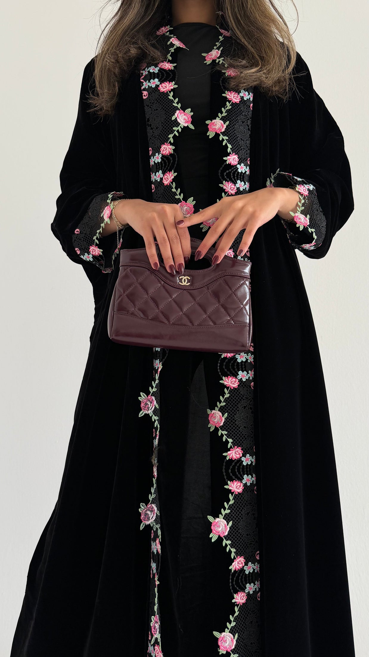 MWT735 - عباية مخمل اسود مع  تدخيلة كلفه ورود - Aya