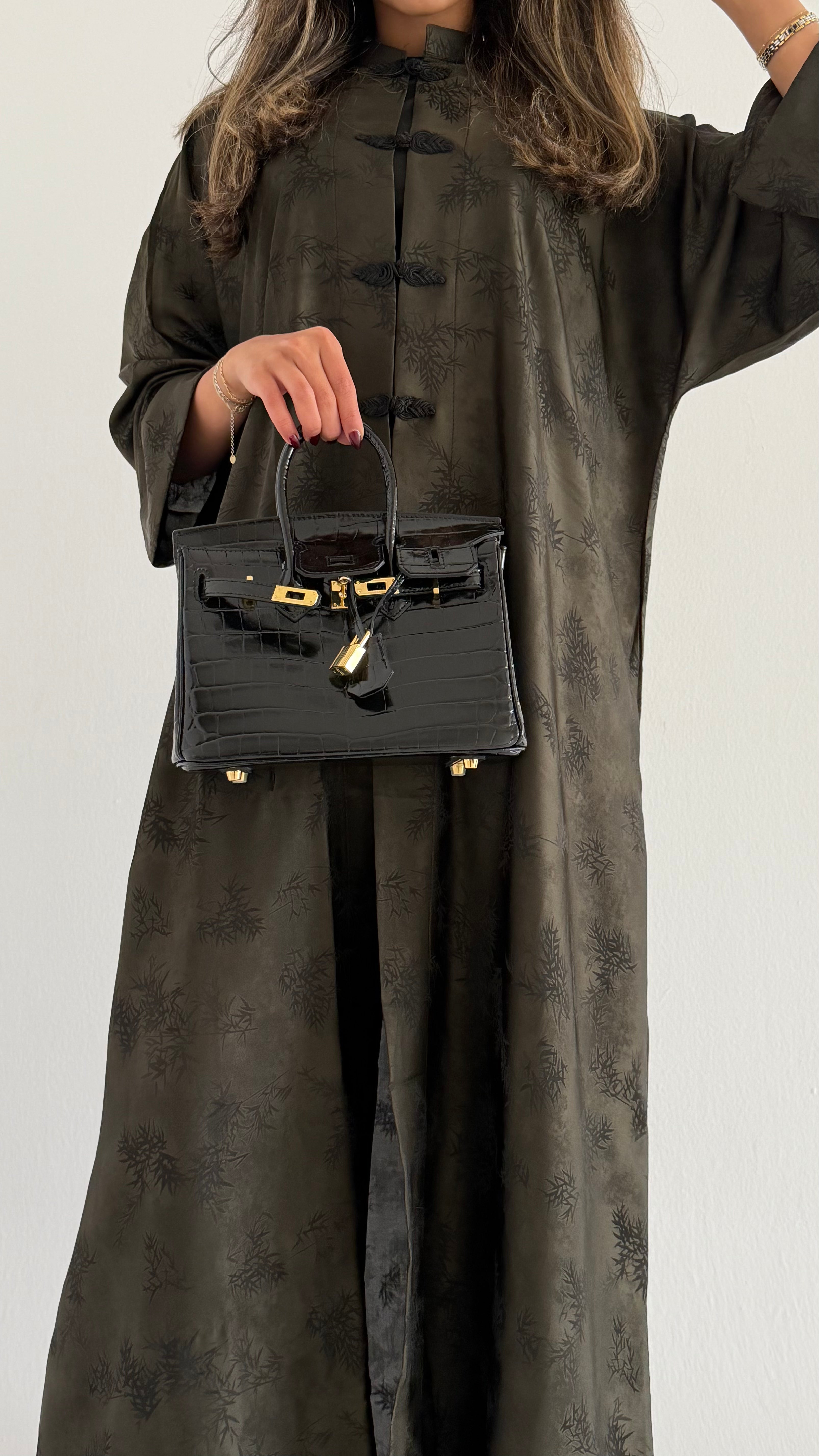 MW645 - Light Crepe Standing with Jacquard Half-Cloche