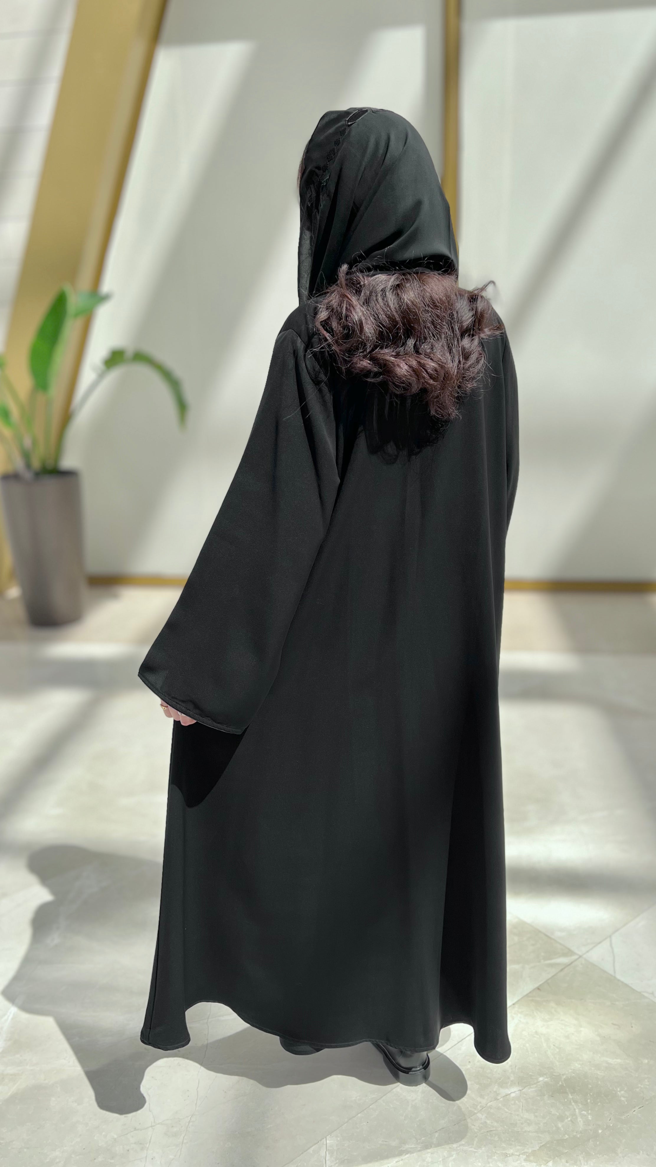 MW1710 - عباية سوداء بتطريز من الامام باللون اسود - Aya