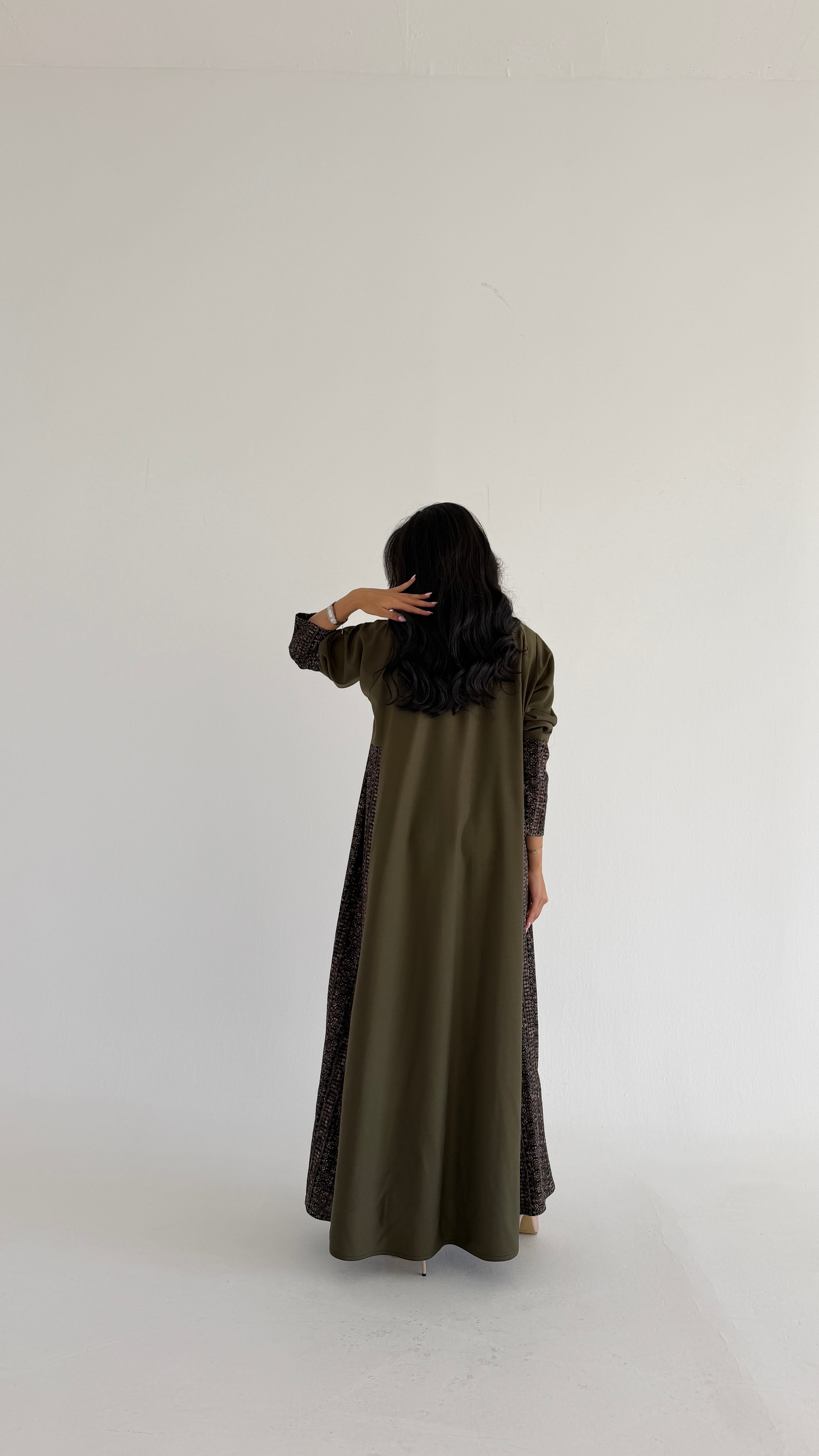 MWT798 - عبايه كريب مع تدخيله بالأكمام والجنب - Aya