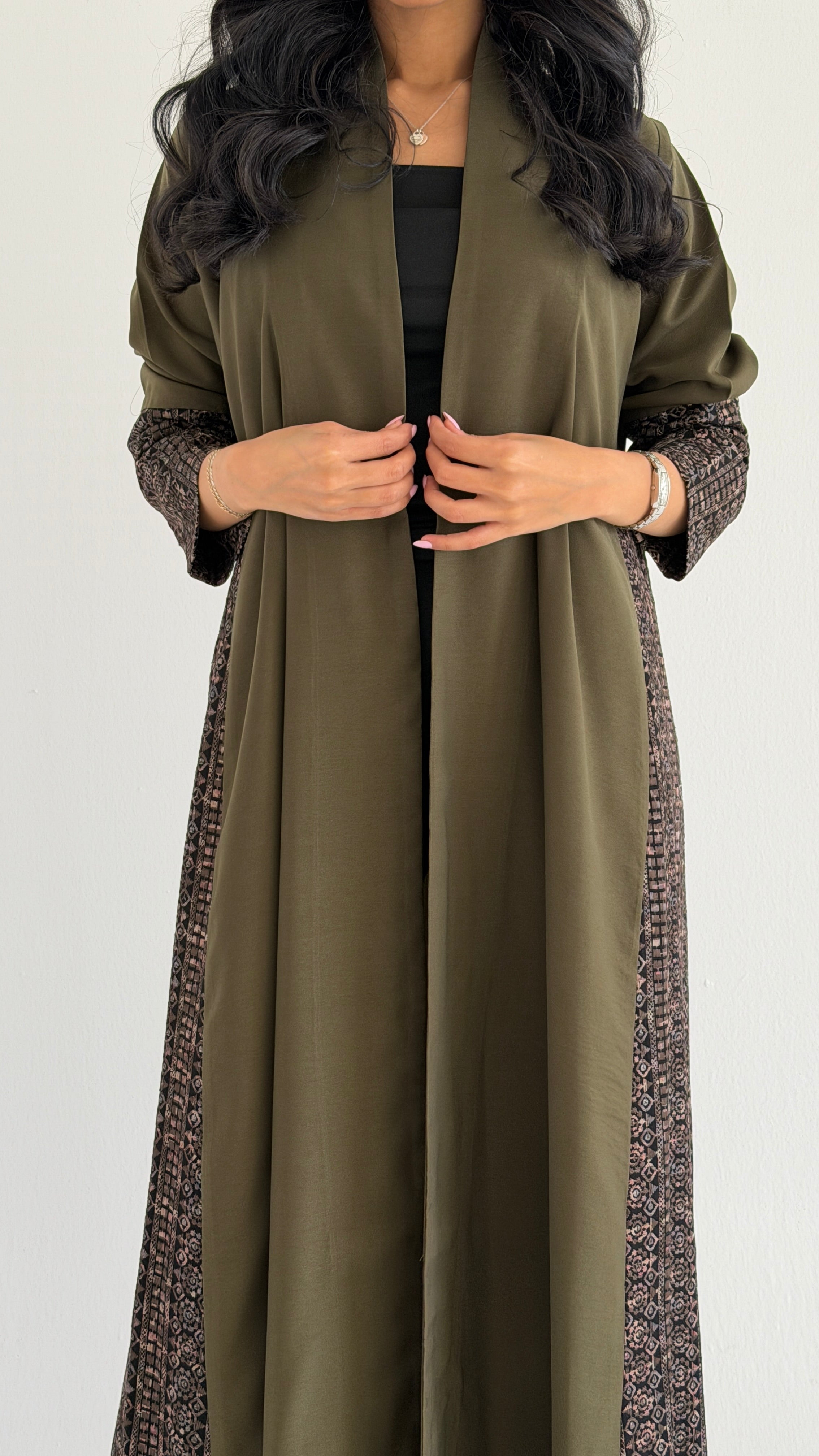 MWT798 - عبايه كريب مع تدخيله بالأكمام والجنب - Aya