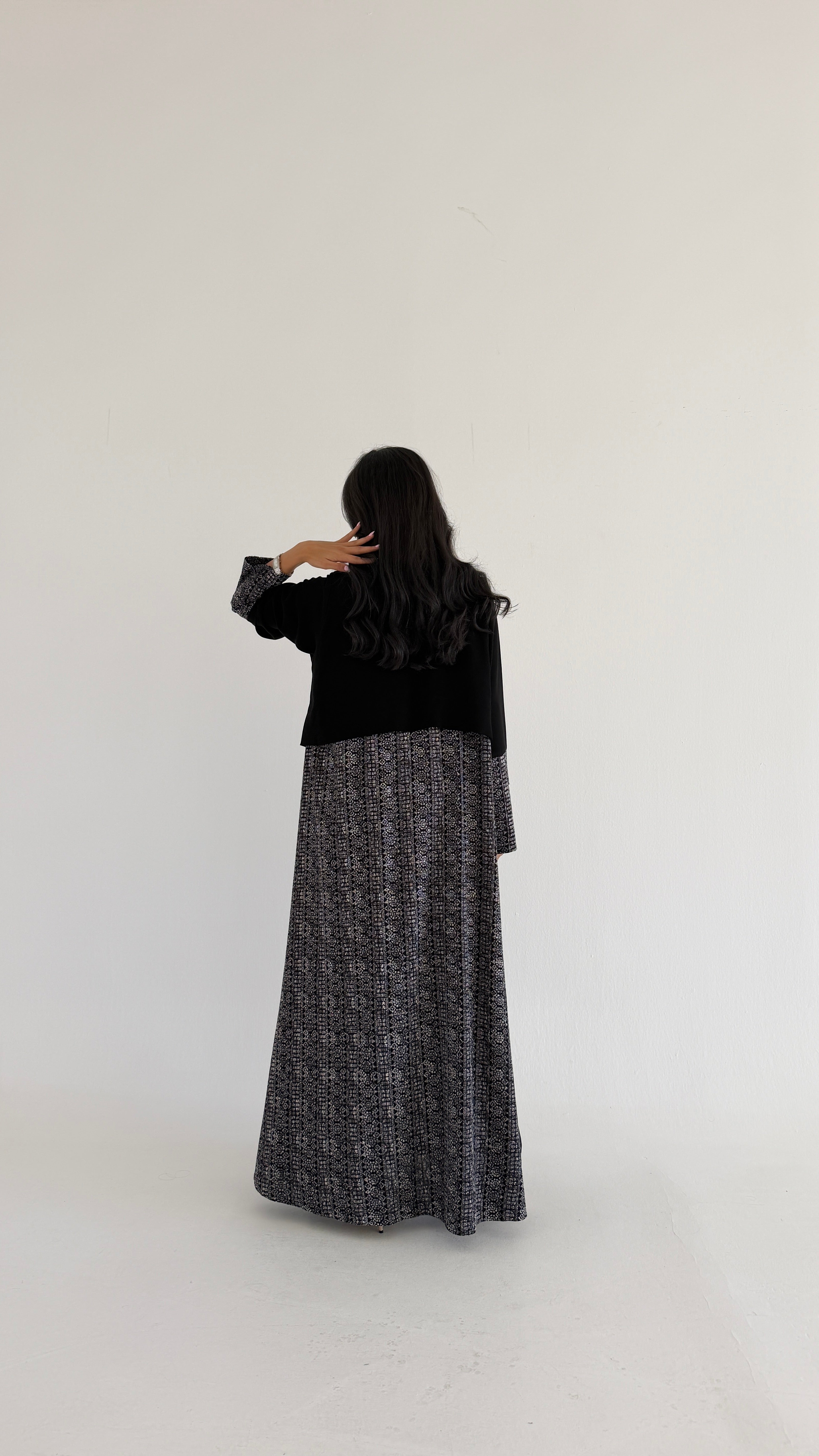 MWT797 - عبايه اسود بتطريز ابيض واسود - Aya