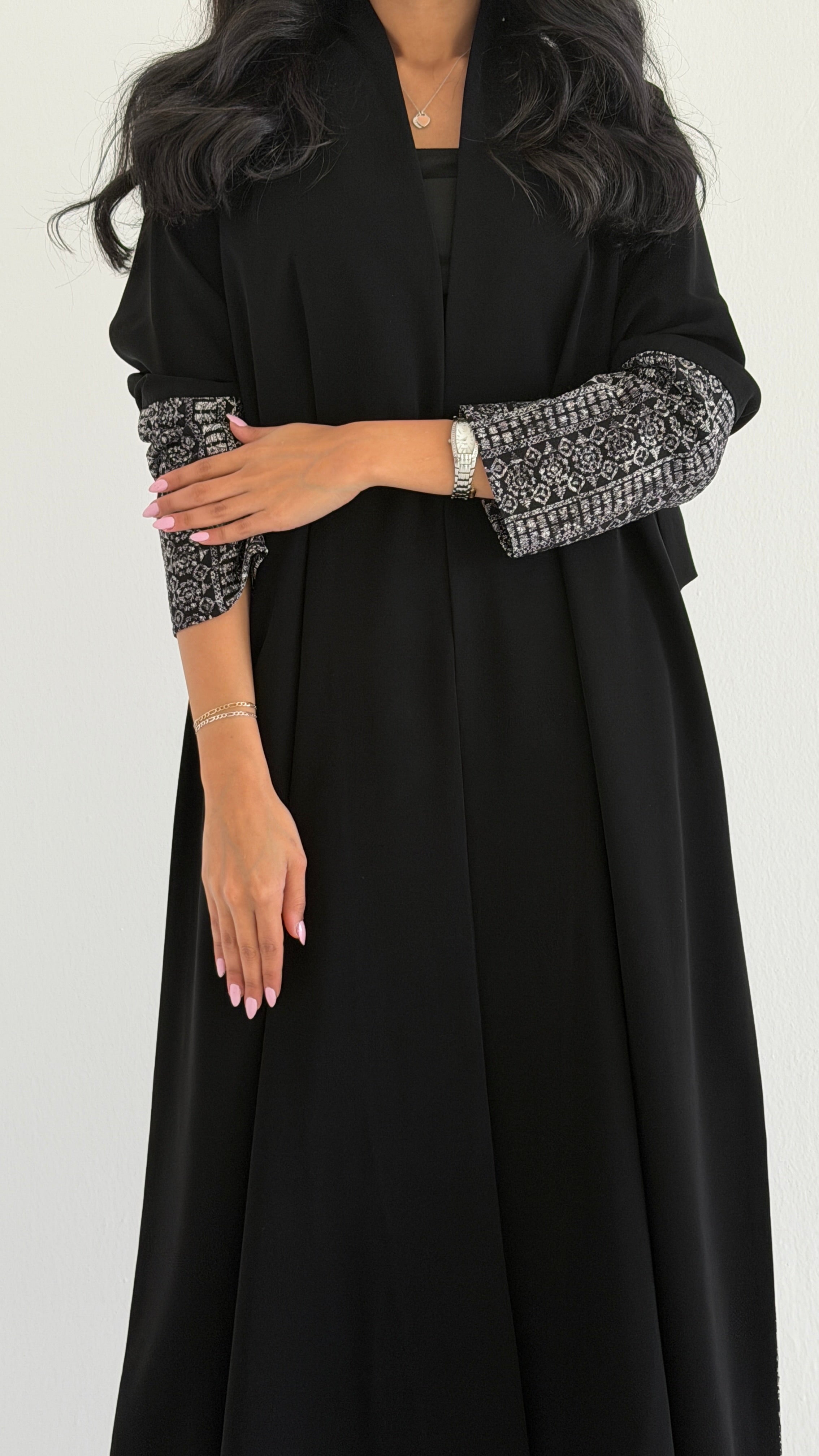 MWT797 - عبايه اسود بتطريز ابيض واسود - Aya