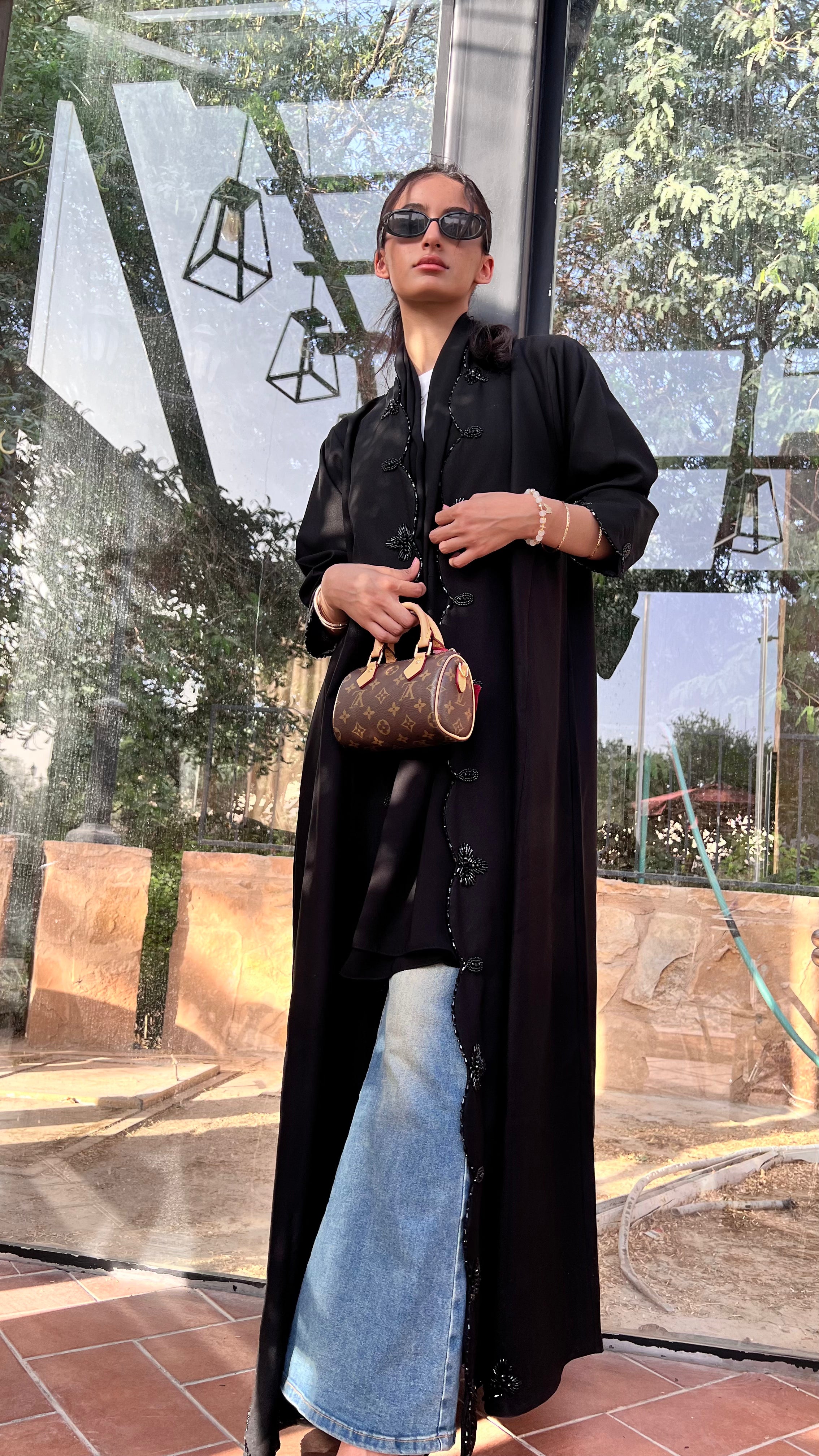 MW1376  - عبايه سوداء بتطريز خفيف من الامام
