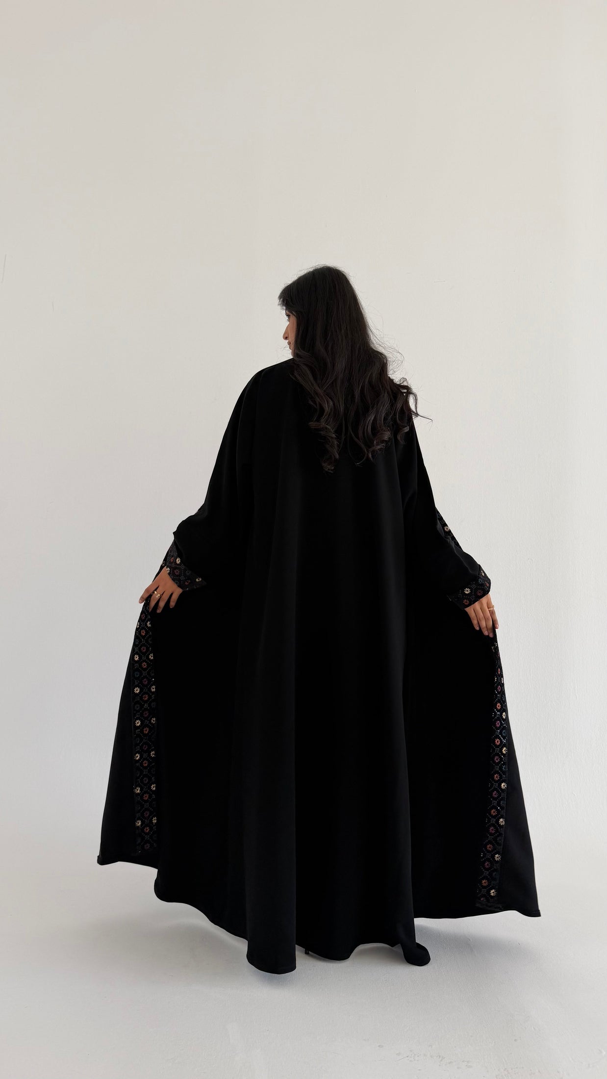 MW1820 - عباية روشن اصلي باضافة  تطريز و اكمام المخمل - Aya