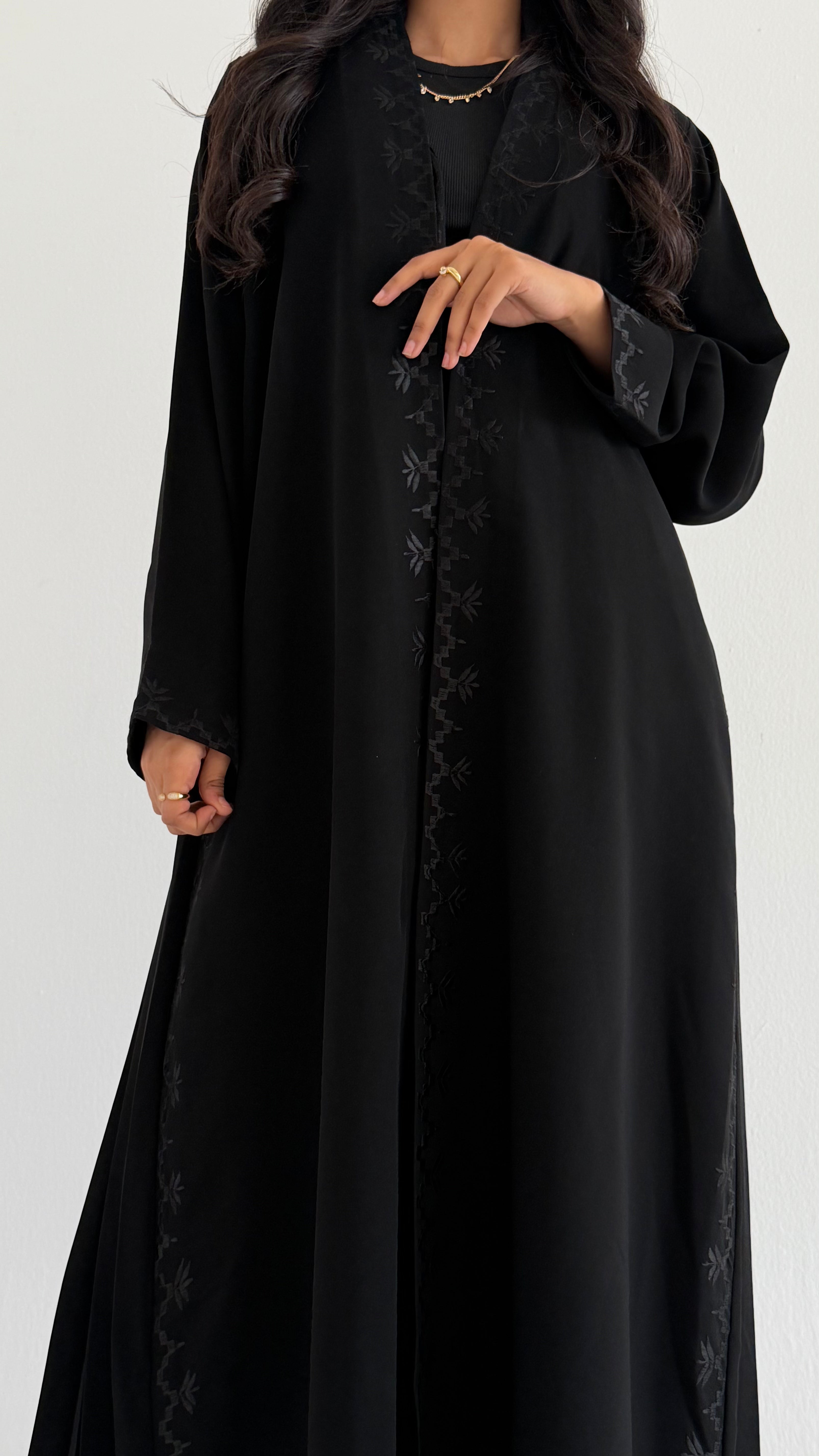 MW1813 - عباية السراميك الملكية بتفاصيل مطرزة