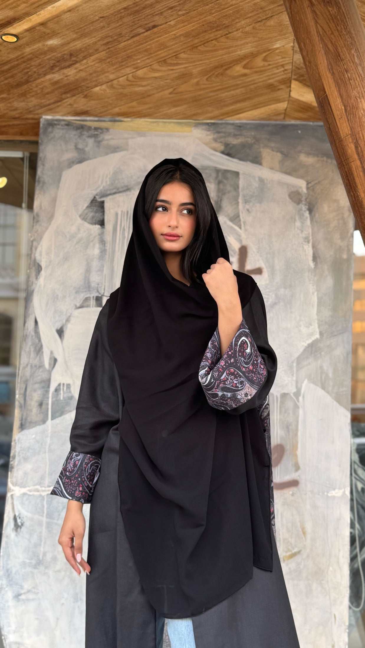 MWT375 - عباية اسود مع تدخيلة من الخلف - Aya