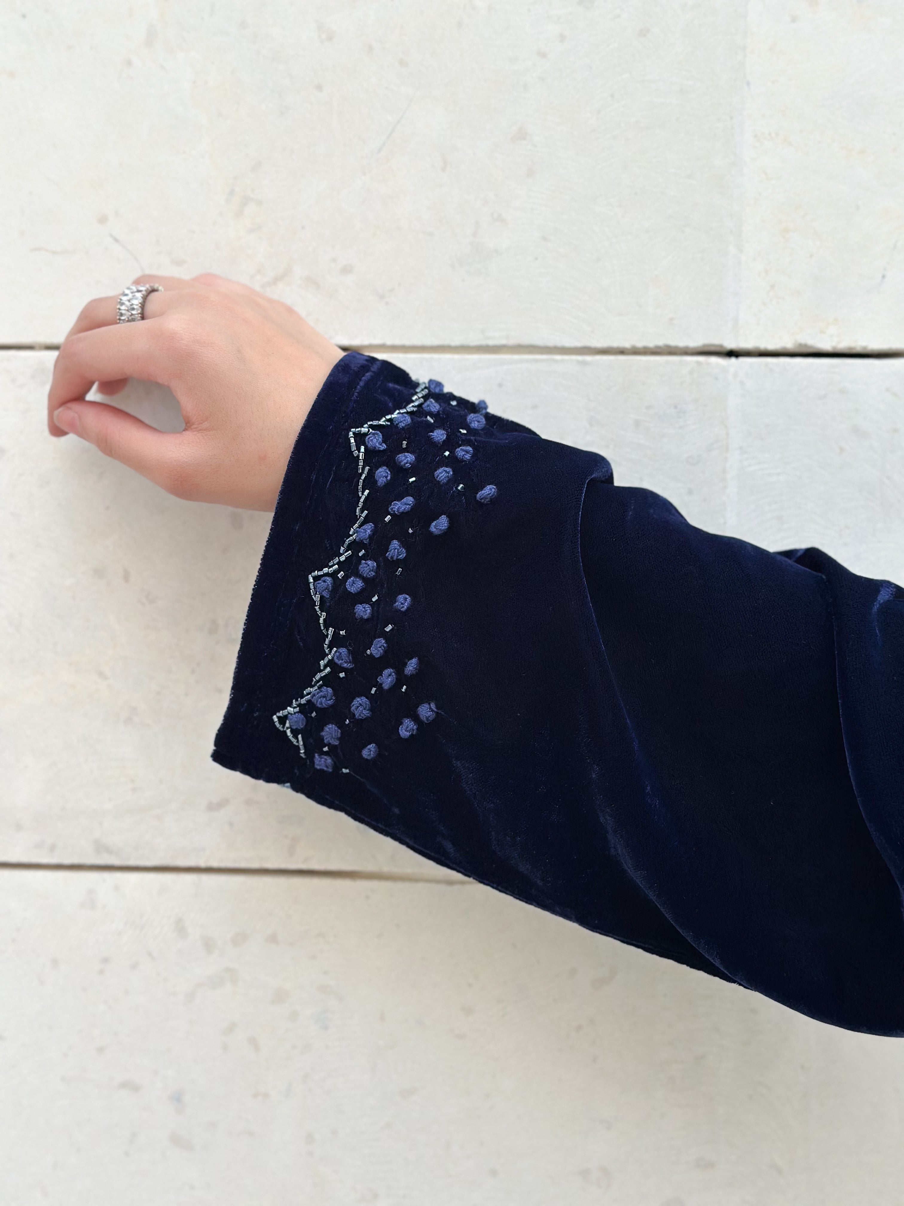 MWT725 - عباية مخمل بتطريز كحلي - Aya