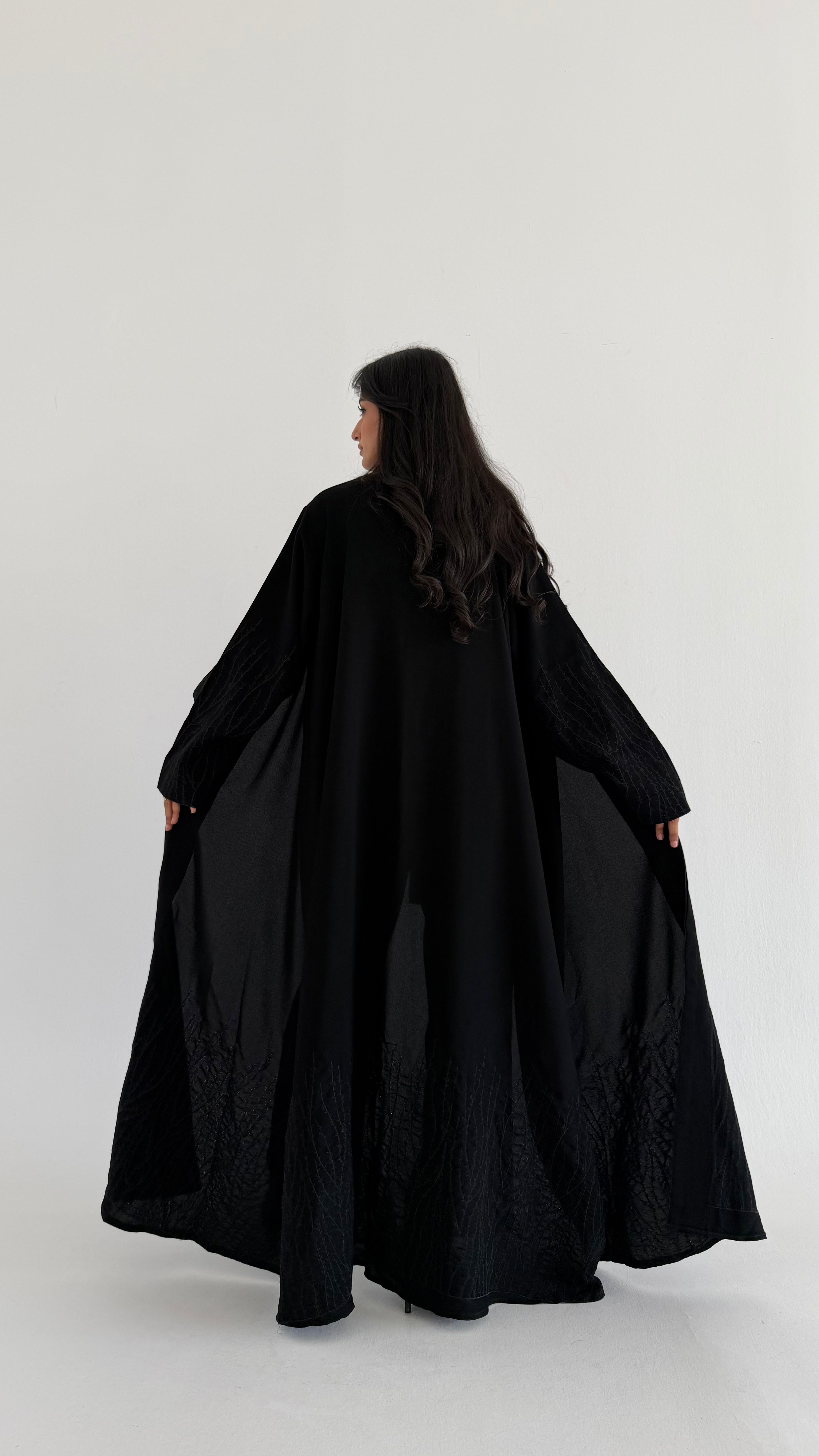 MW1786 - عباية قماش ملكي تطريز كبيوتر الاكمام والاسفل