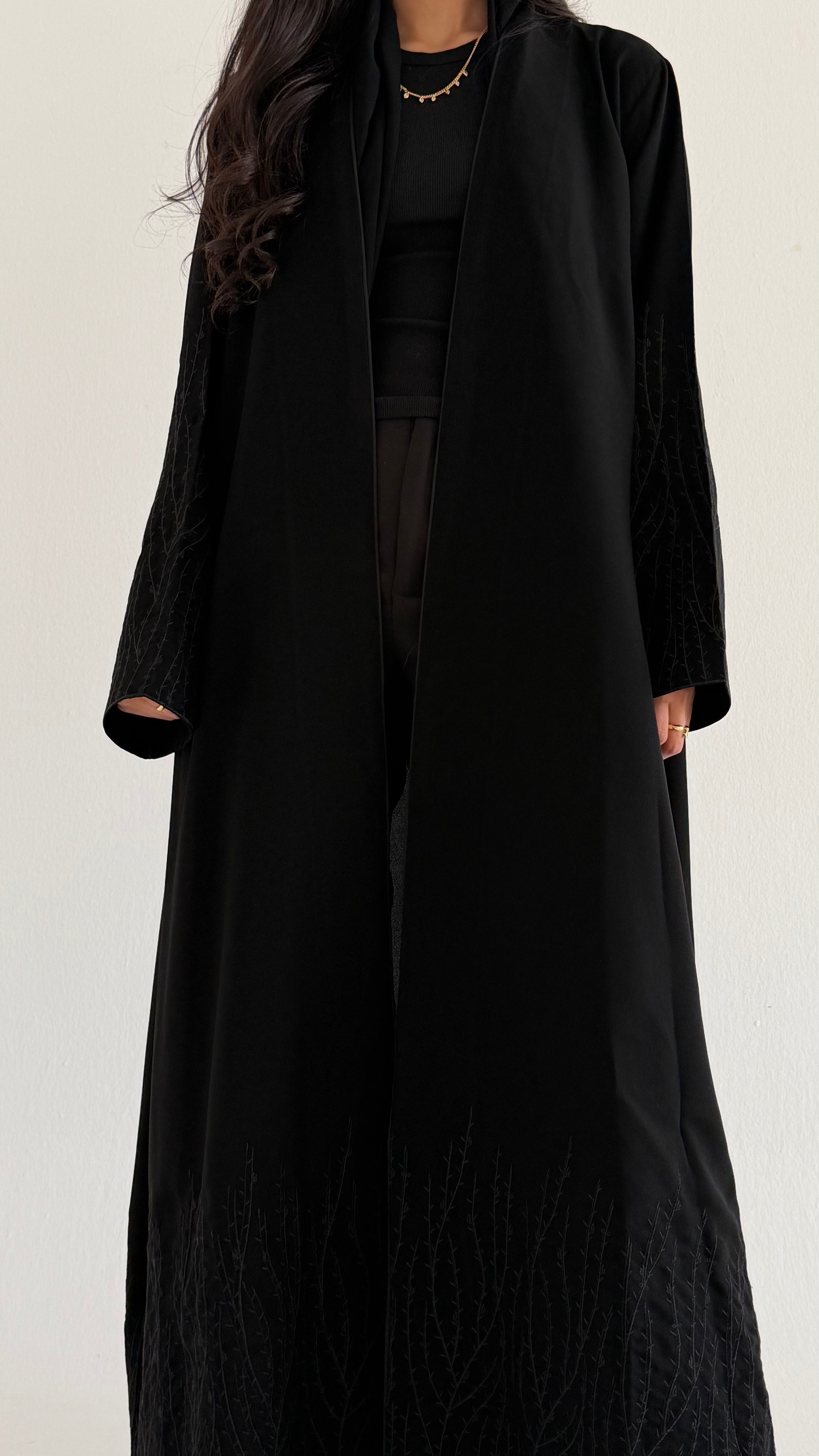 MW1786 - عباية قماش ملكي تطريز كبيوتر الاكمام والاسفل