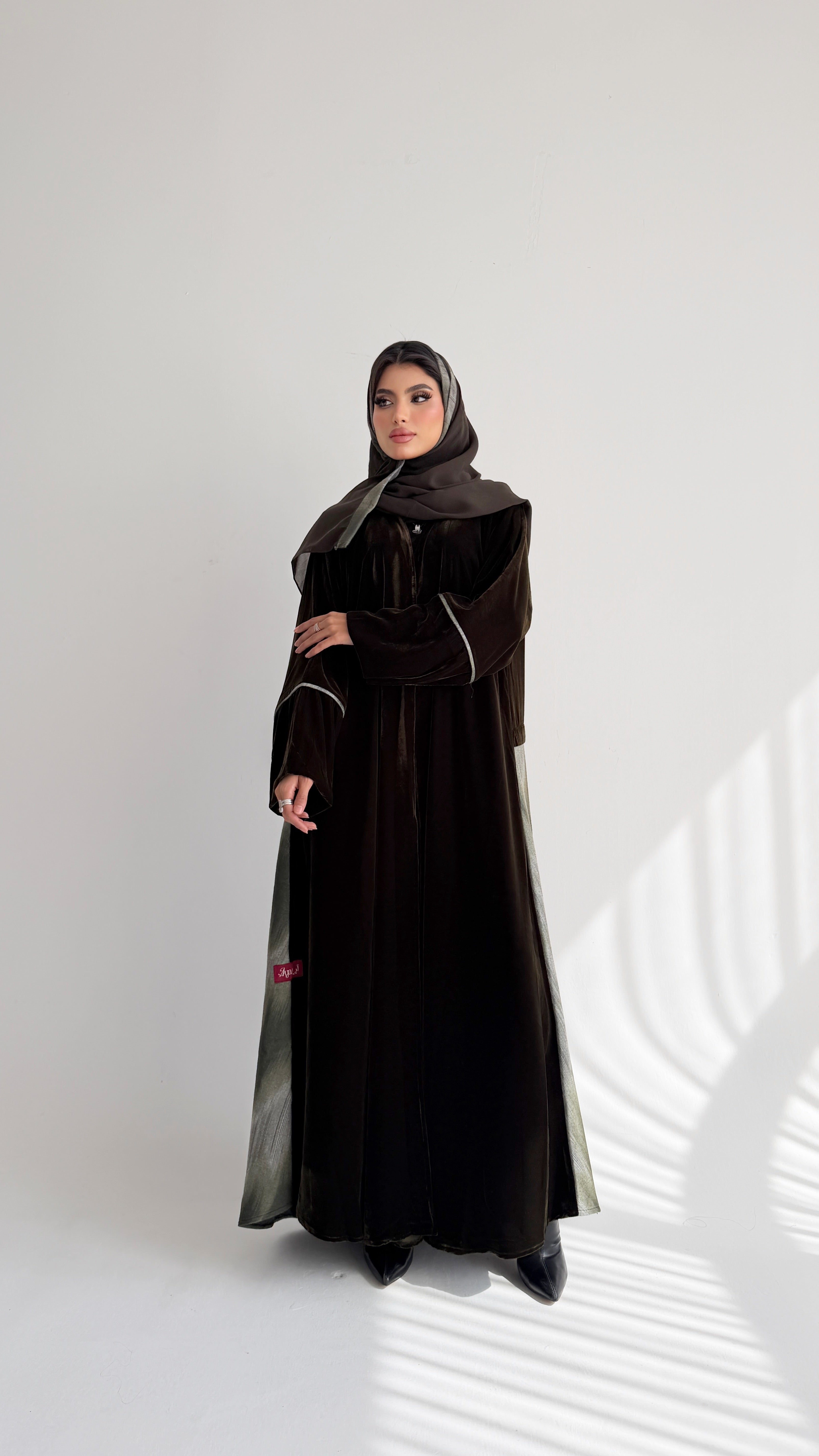 MWT806 - عبايه مخمل مع تدخيلة من الخلف - Aya
