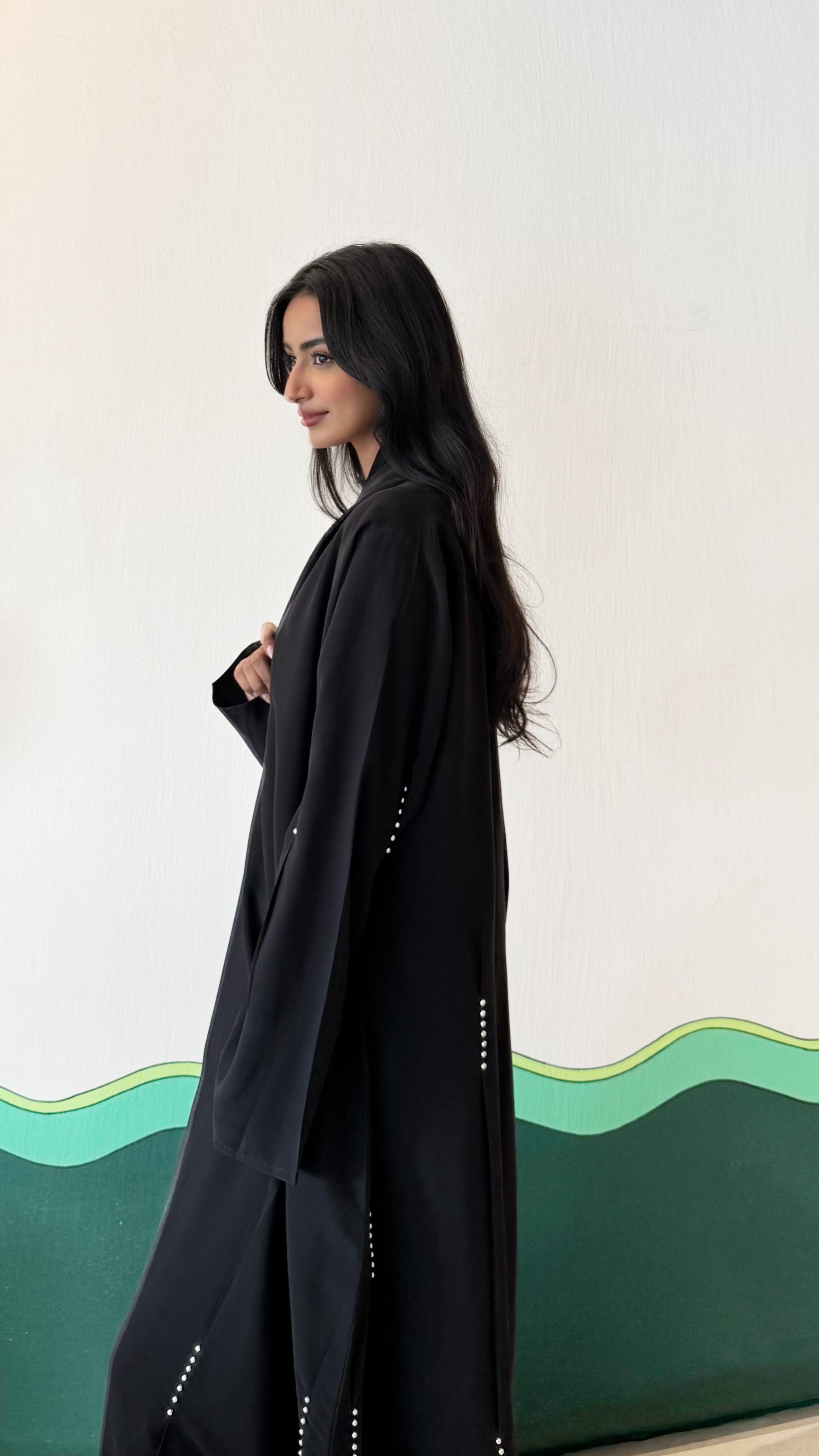 MWT366 - عباية اسود مع  شك ابيض