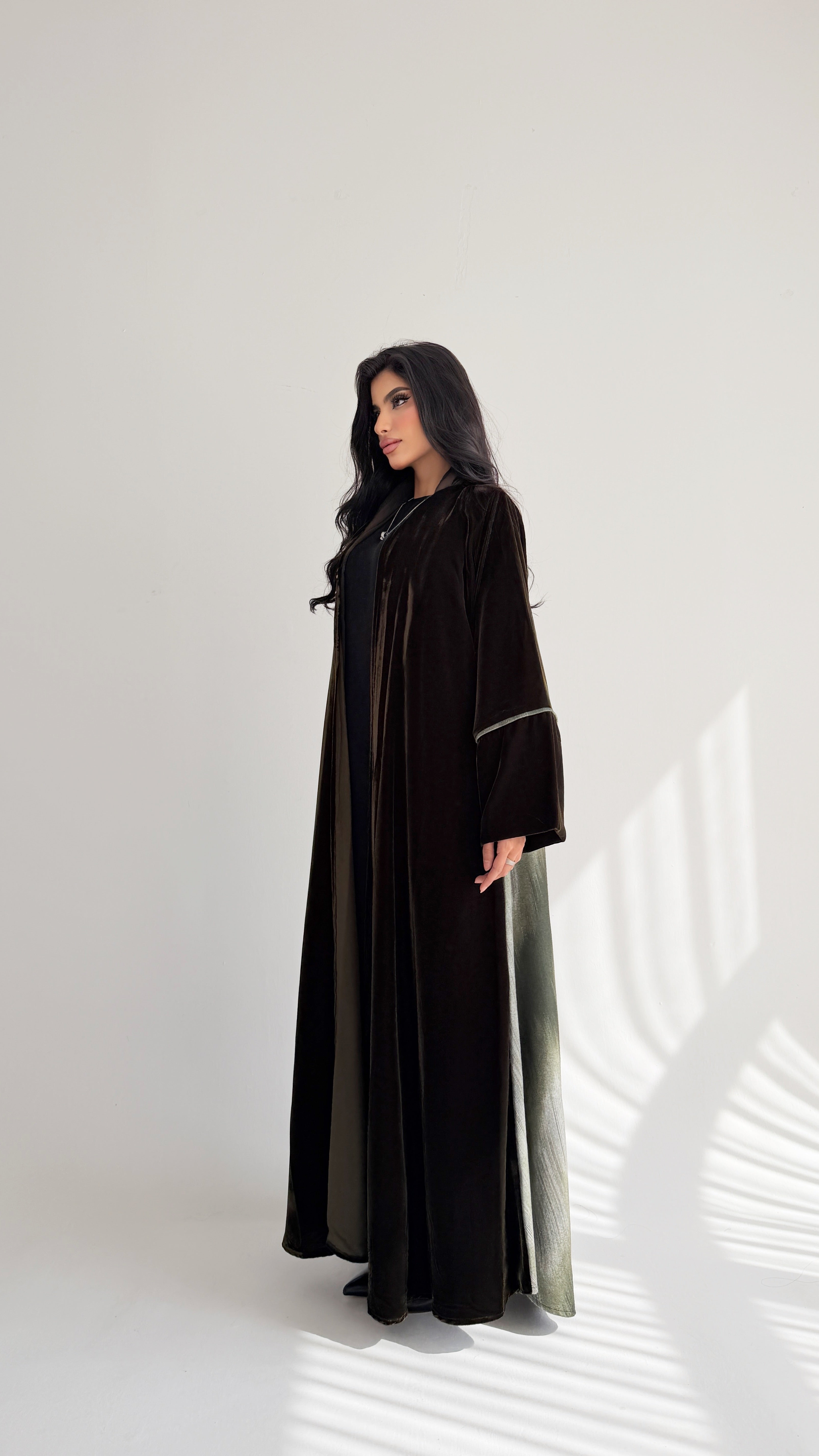 MWT806 - عبايه مخمل مع تدخيلة من الخلف - Aya