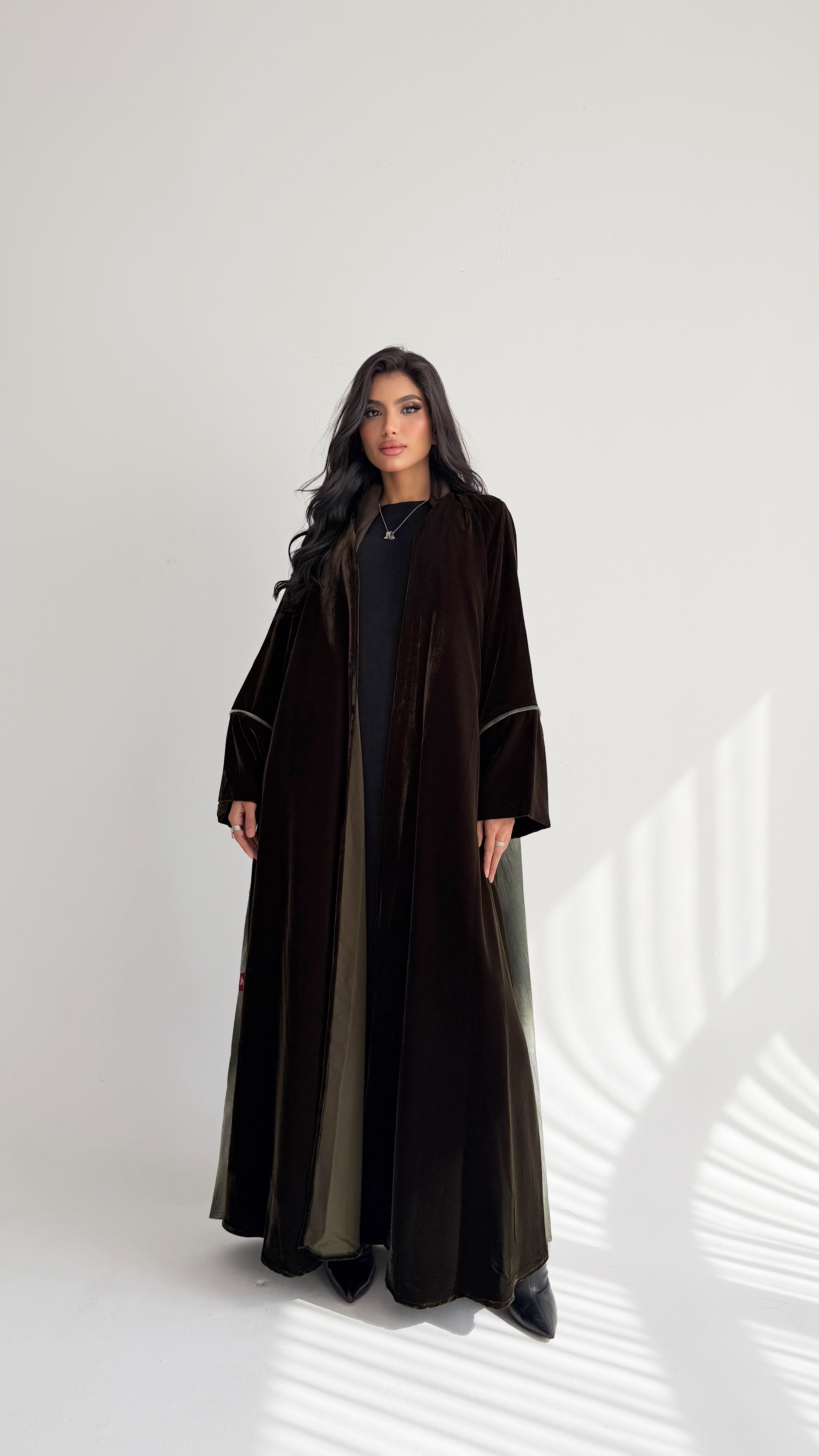 MWT806 - عبايه مخمل مع تدخيلة من الخلف - Aya