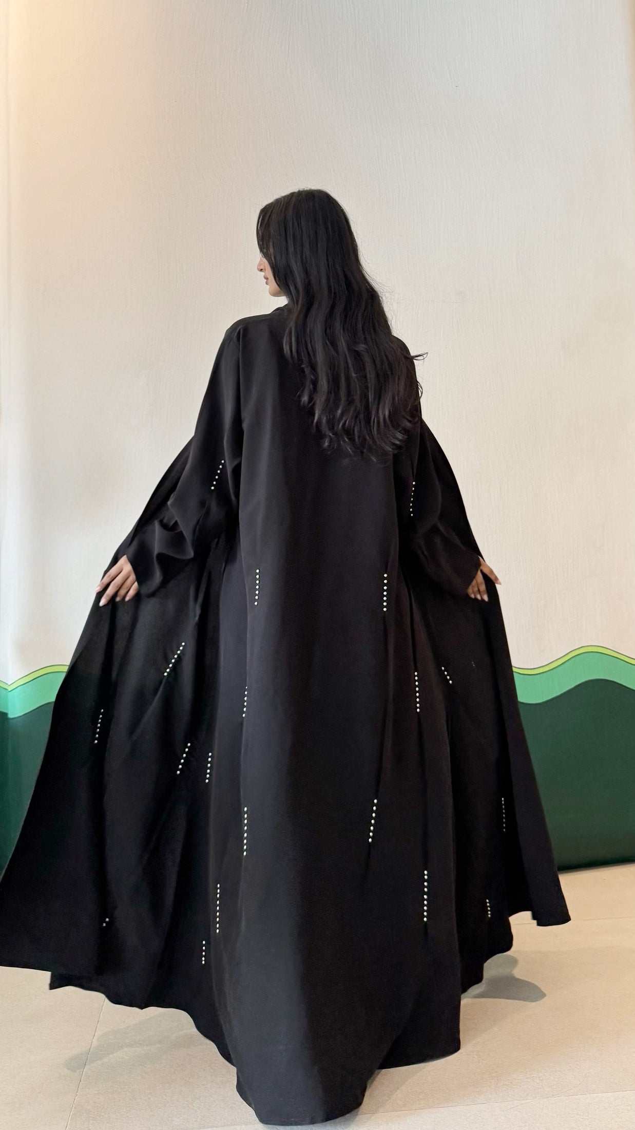 MWT366 - عباية اسود مع  شك ابيض - Aya