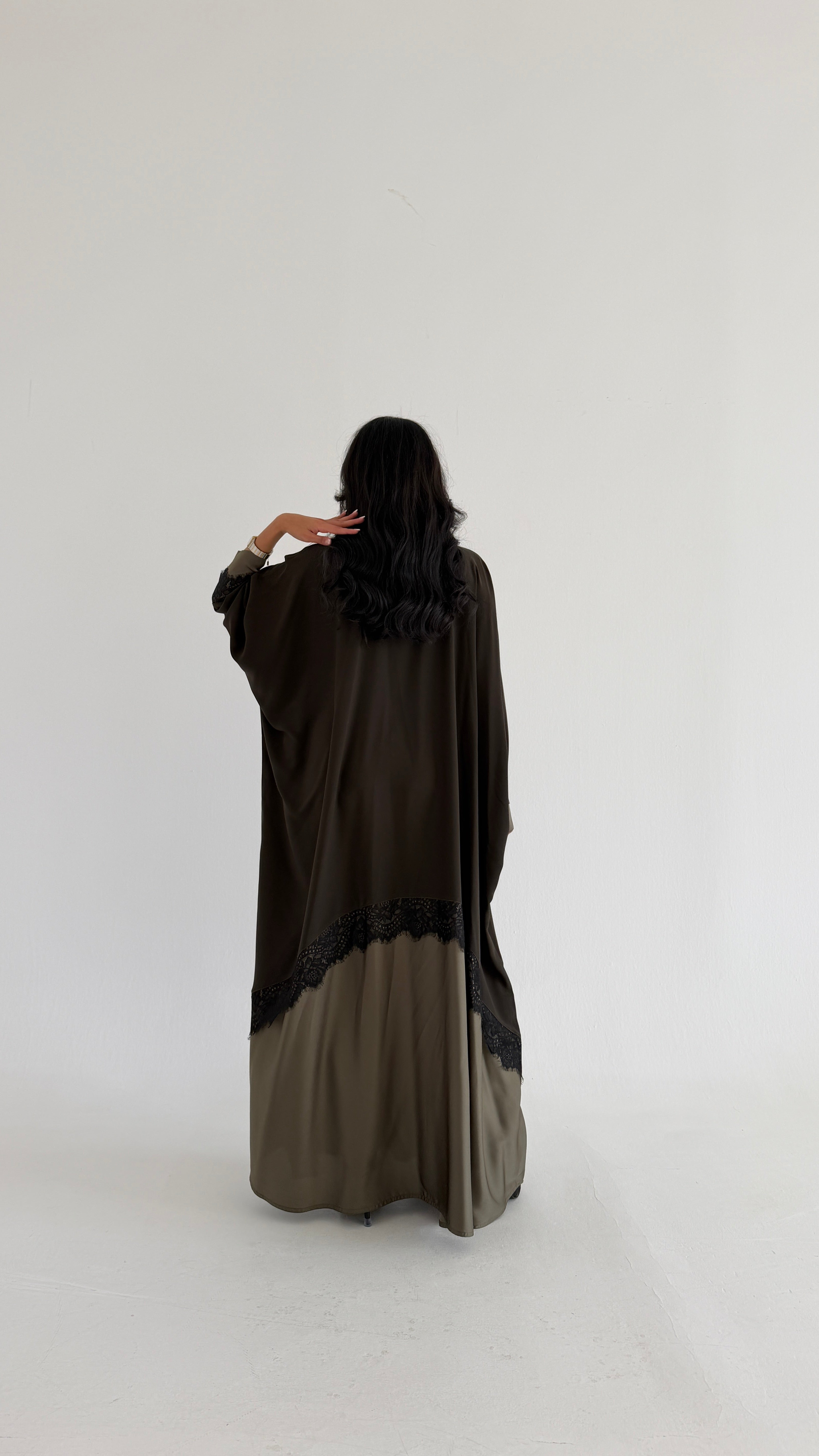 MWT2007 - عباية كريب زيتي مع دانتيل - Aya