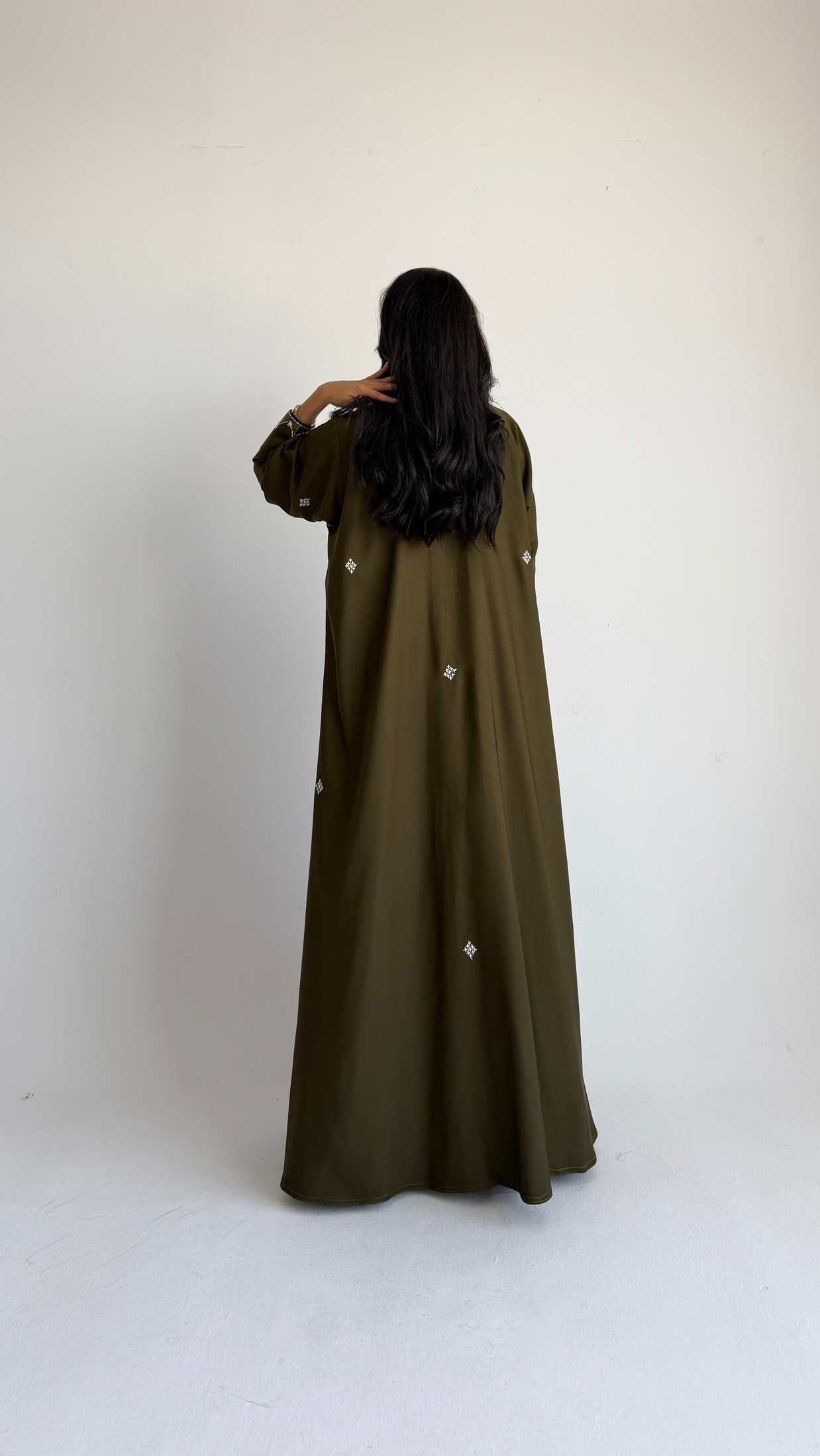 MWT4261 -  عباية كتان بتطريز أبيض - Aya