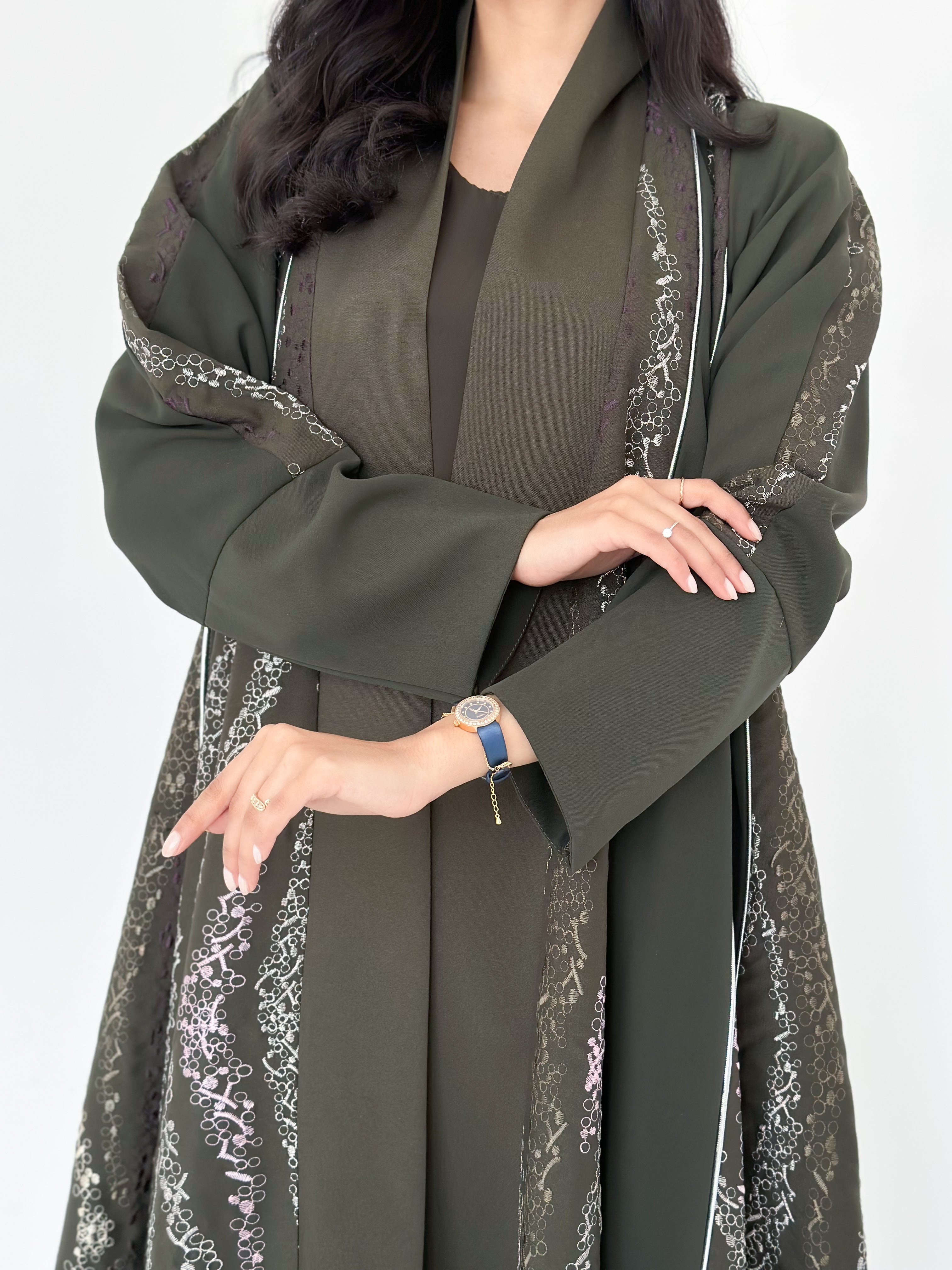 MW645 - Light Crepe Standing with Jacquard Half-Cloche
