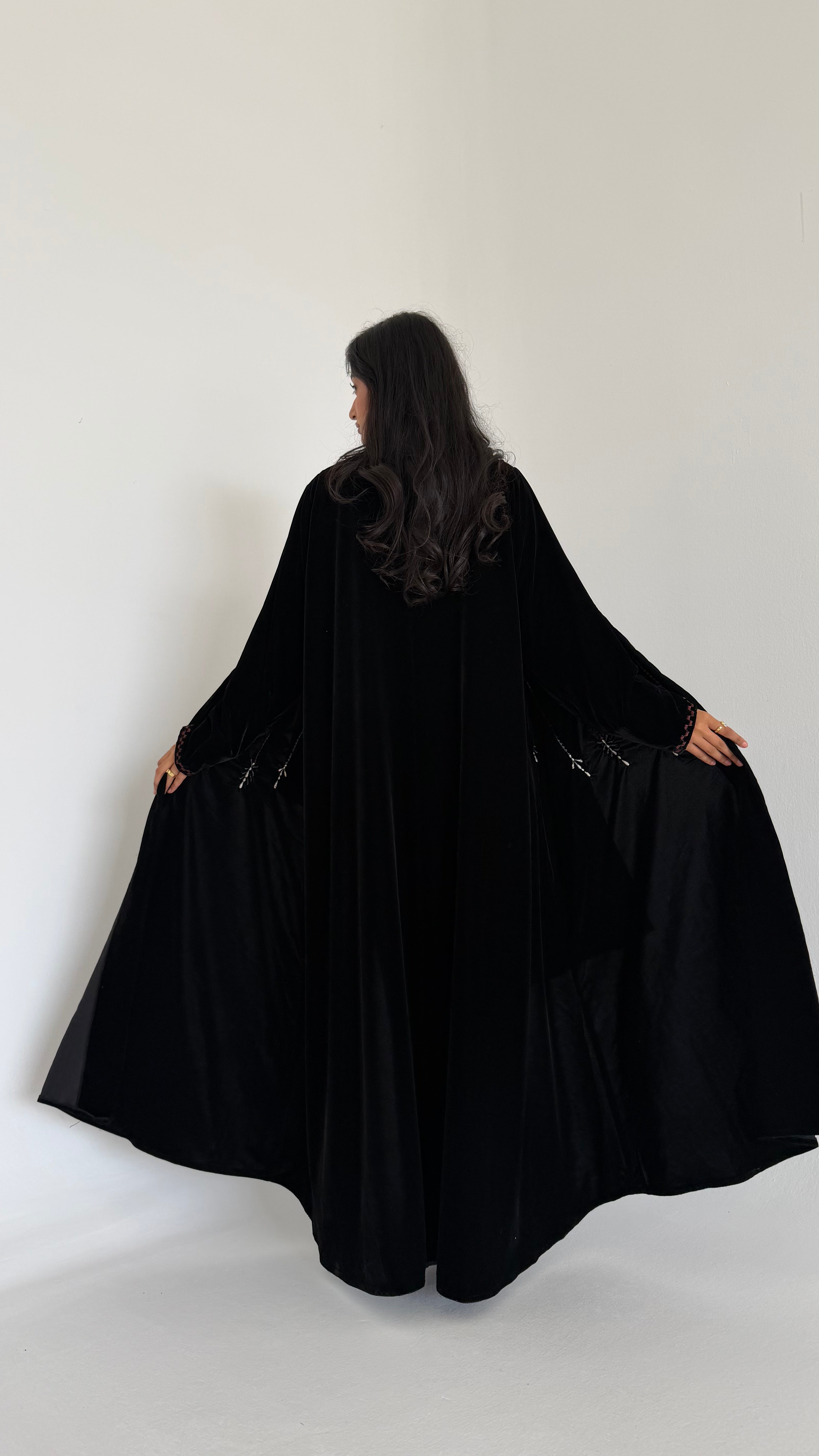 MWT728 - عباية مخمل بتطريز الوان