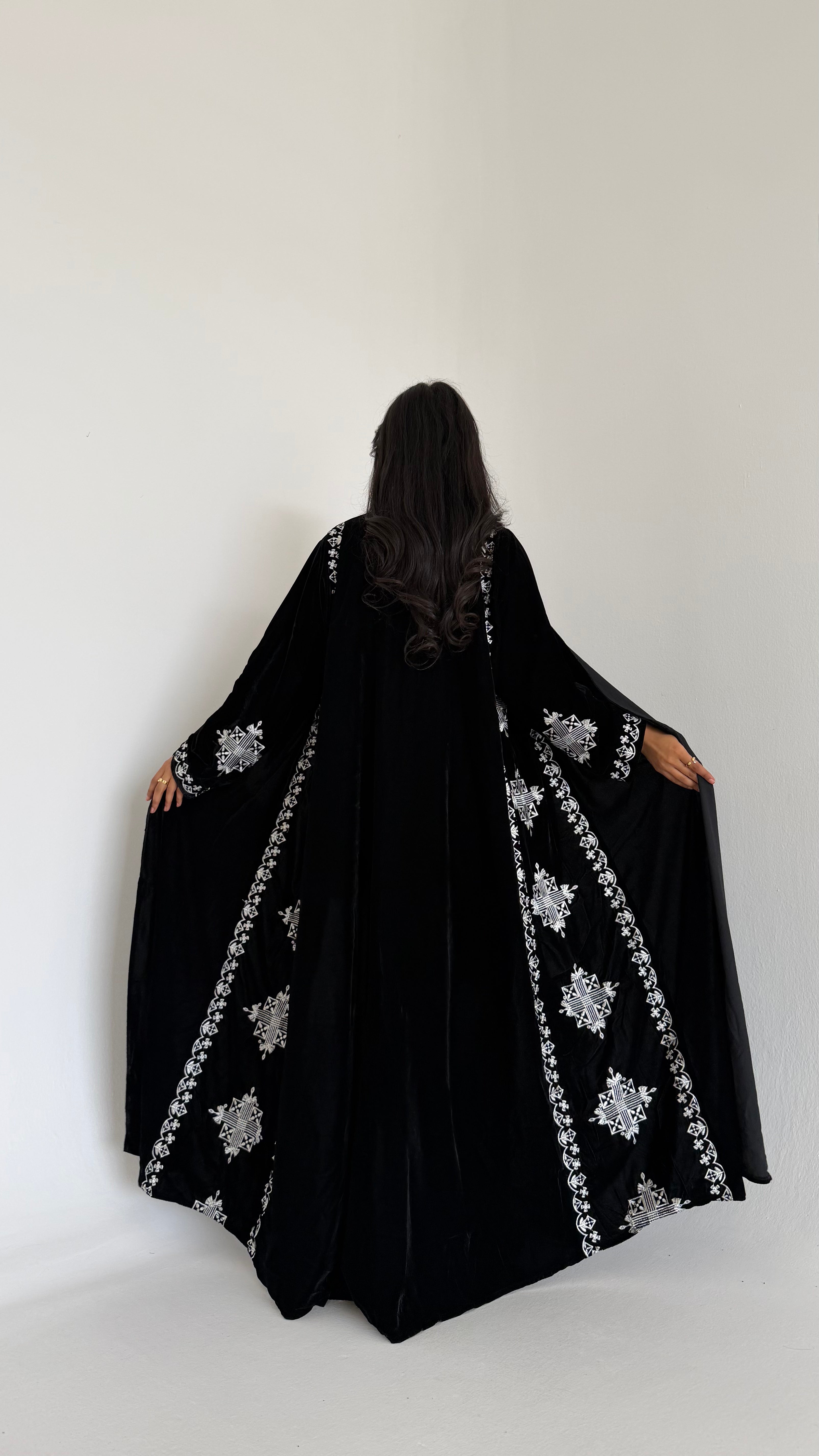 MW1782 - عباية مخمل تطريز كمبيوتر