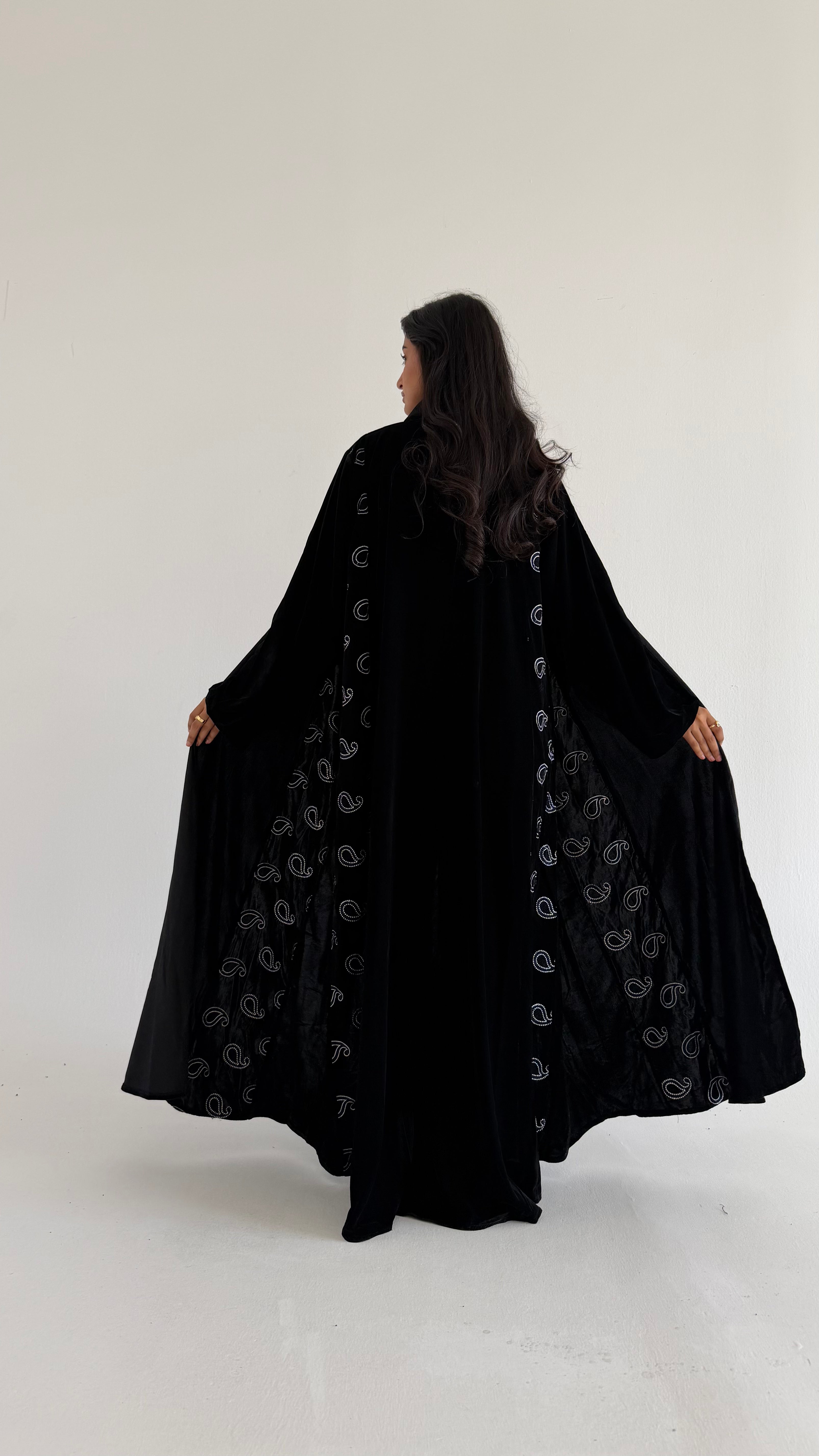 MW1801 - عباية مخمل مع اضافة تطريز كمبويتر على الجوانب