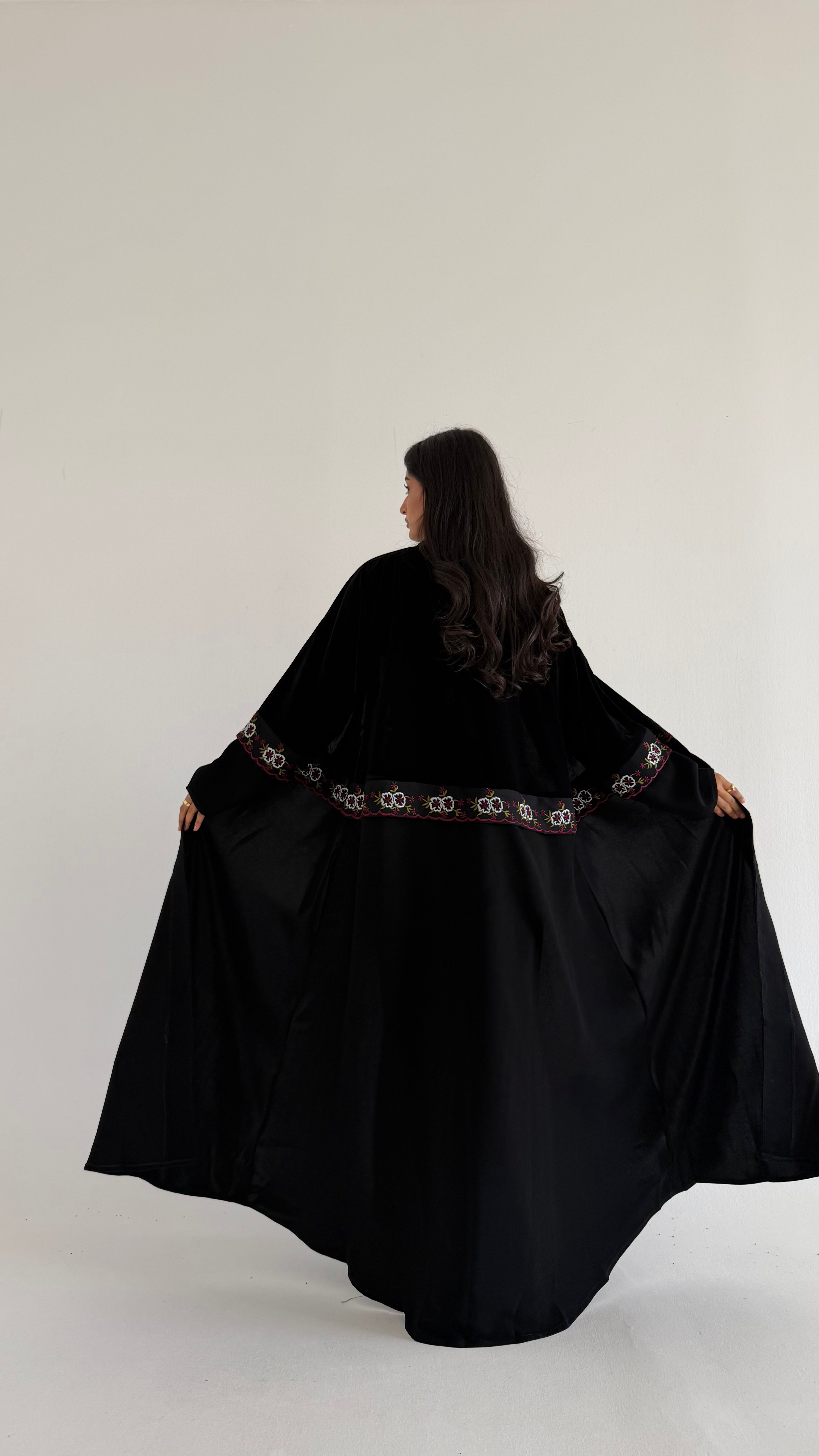 MW1779 - عباية مخمل من تحت قماش كريب الرياض ‏كلفه تطريز كمبيوتر