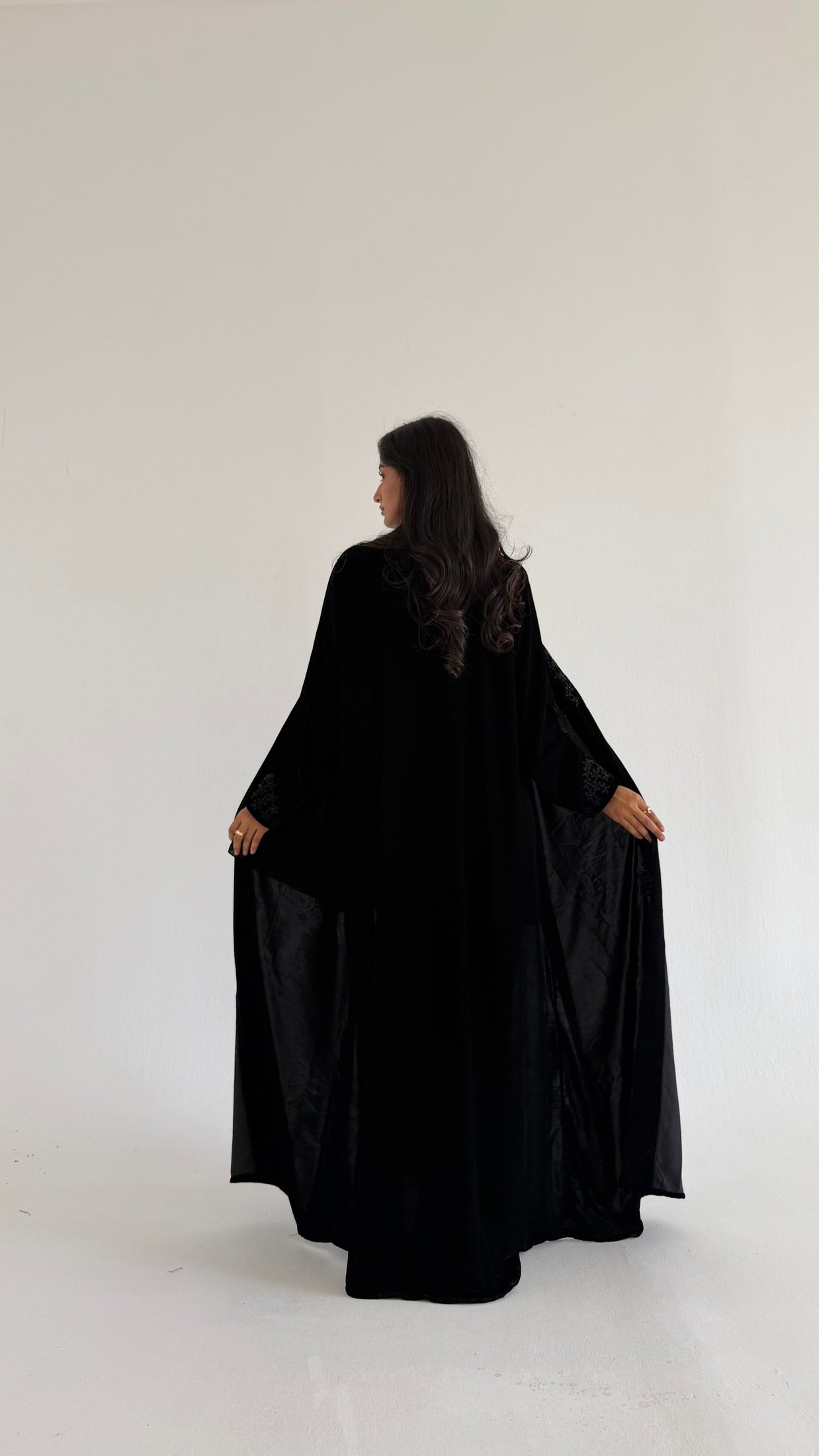 MWT727 - عباية مخمل بتطريز أسود - Aya