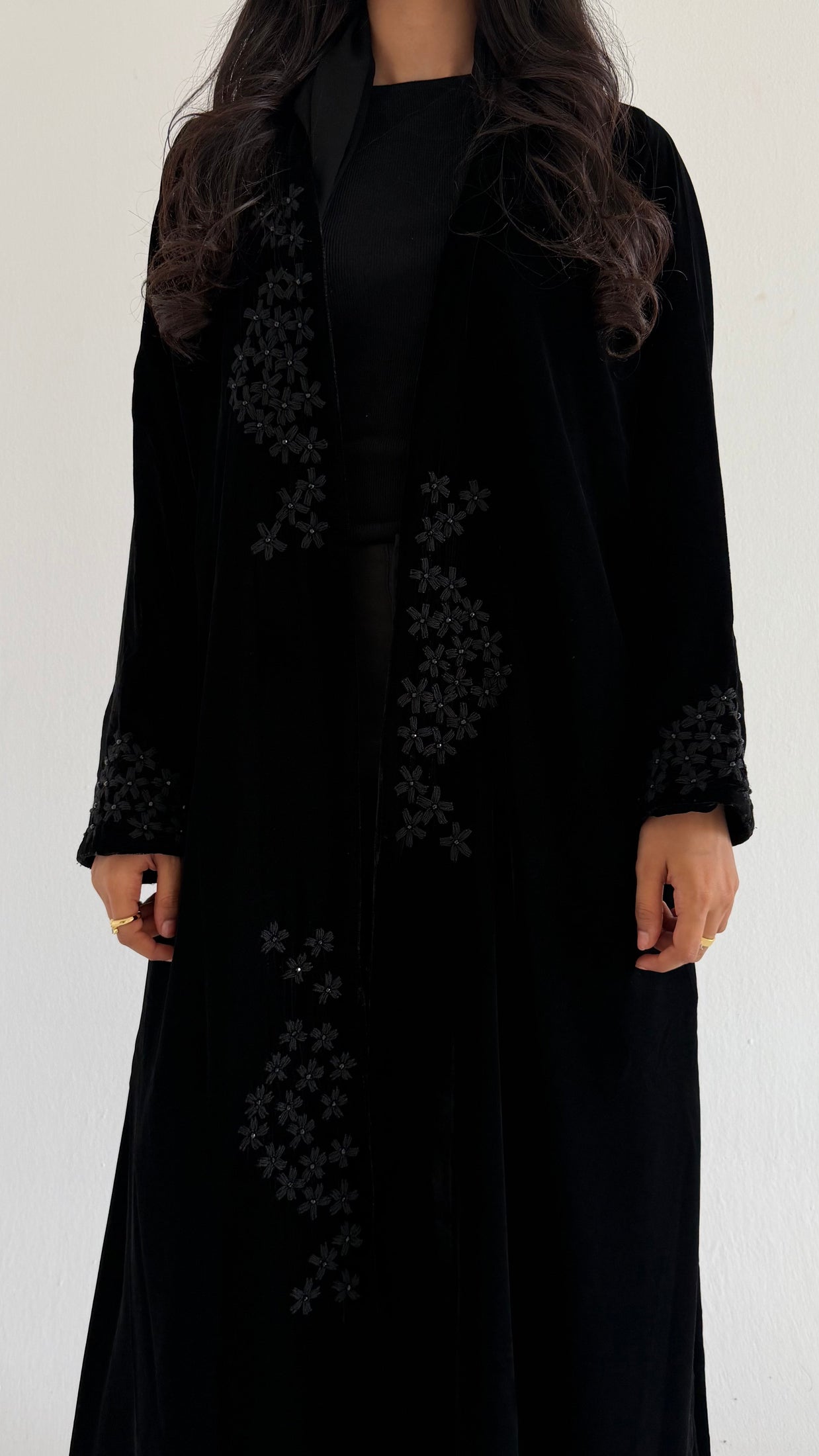 MWT727 - عباية مخمل بتطريز أسود - Aya