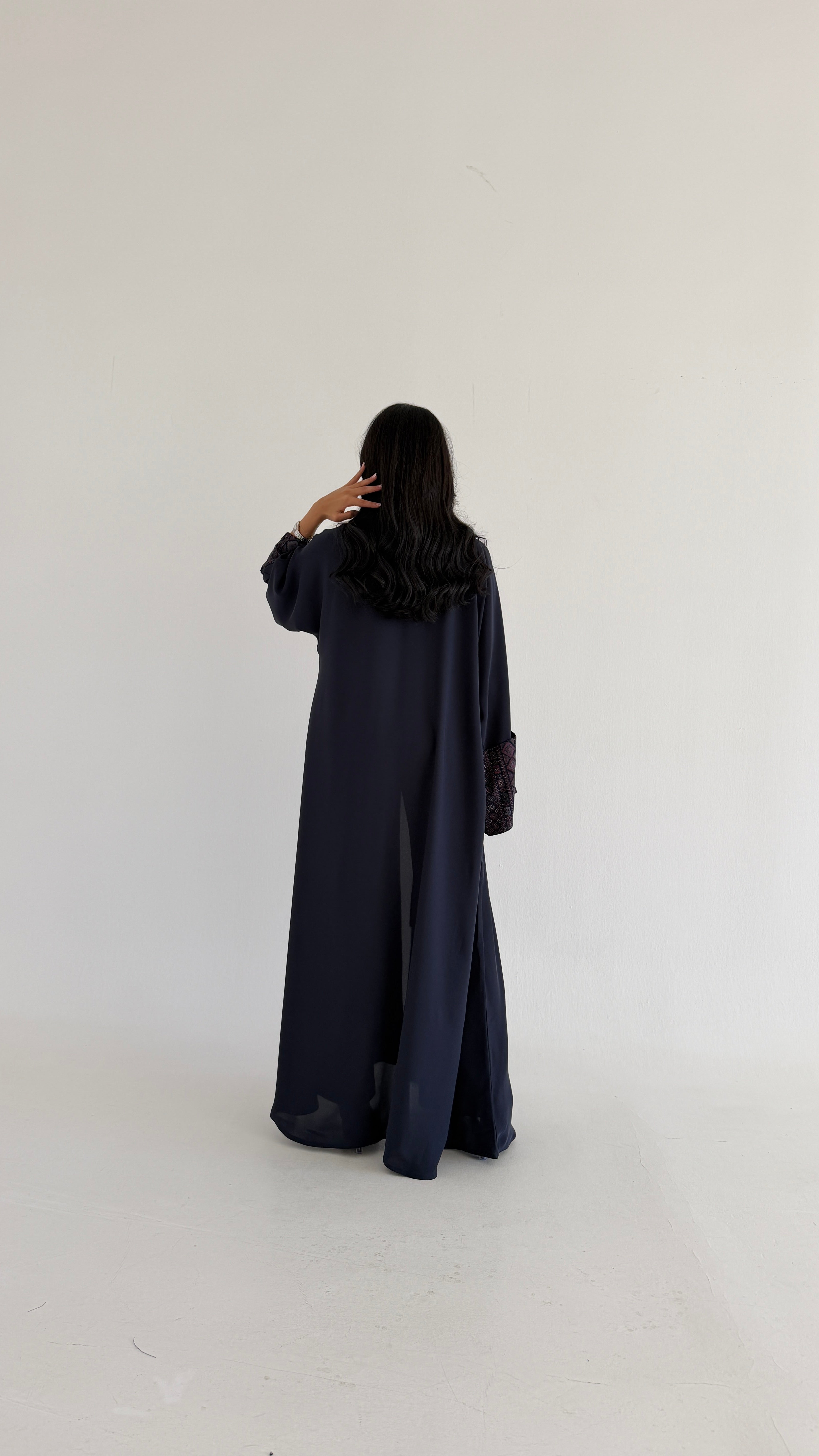 MWT785 - عباية كريب مع تدخيلة كشميري - Aya