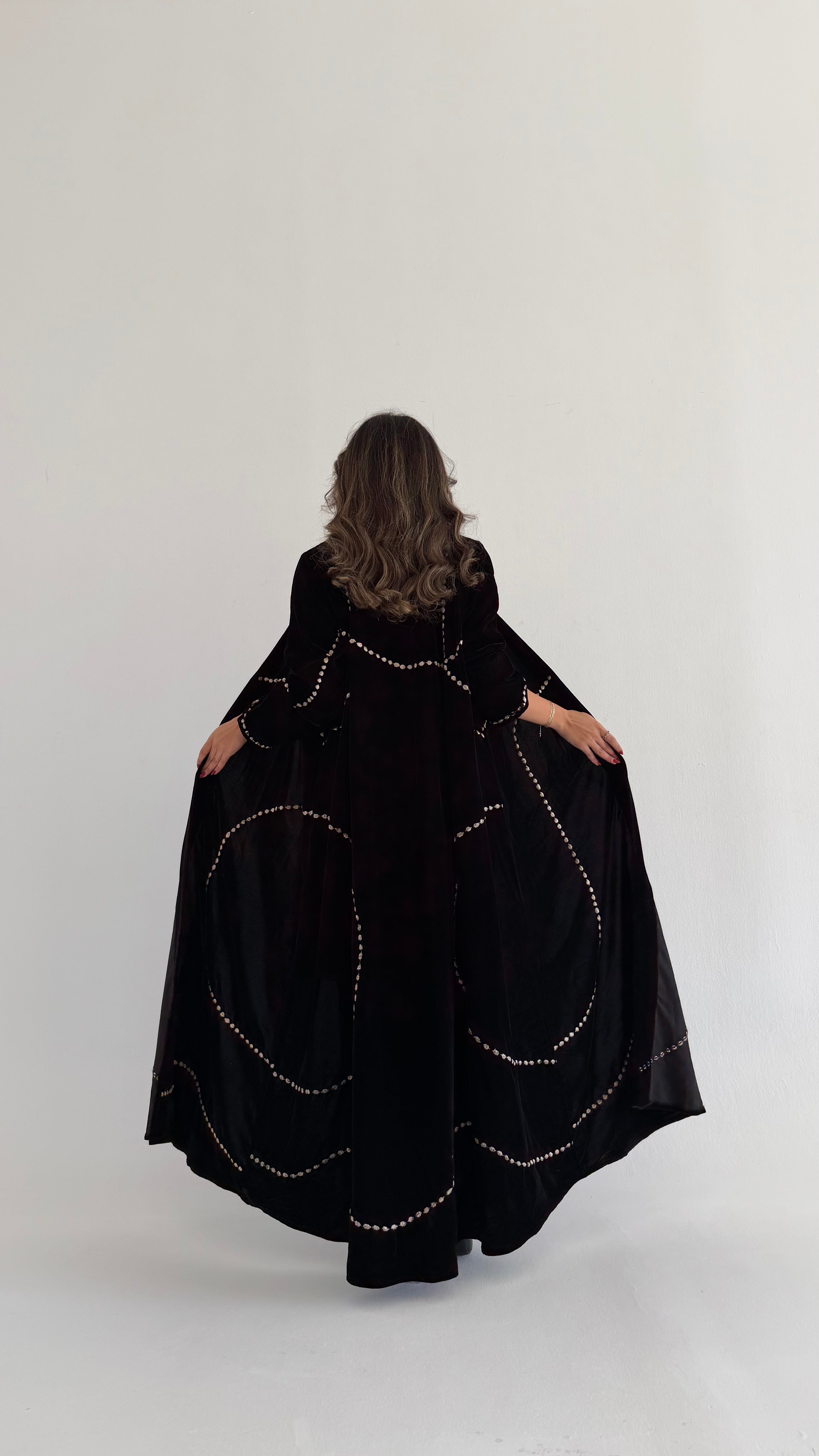 MWT645 - عبايه مخمل اسود تطريز ذهبي