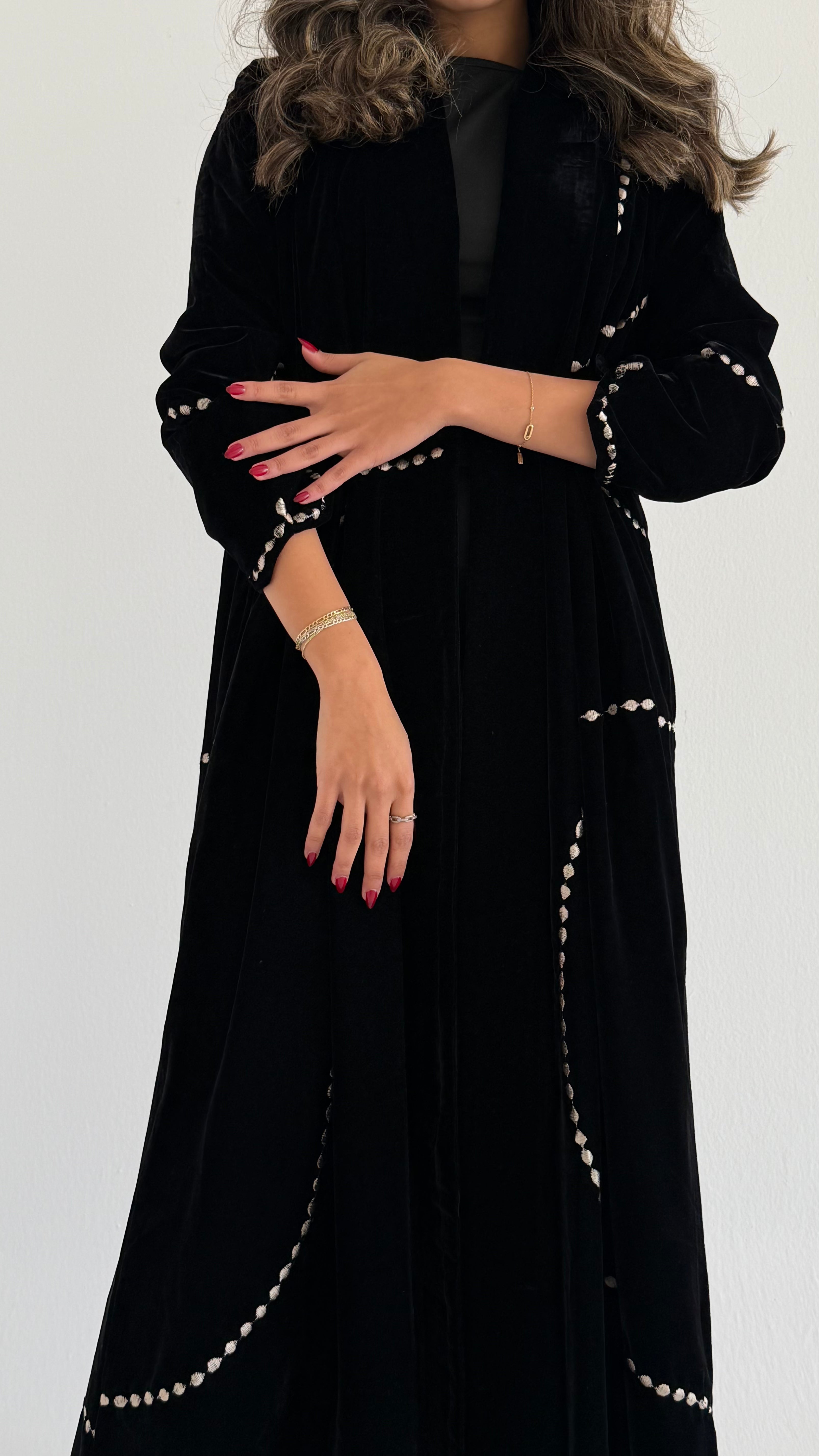 MWT645 - عبايه مخمل اسود تطريز ذهبي