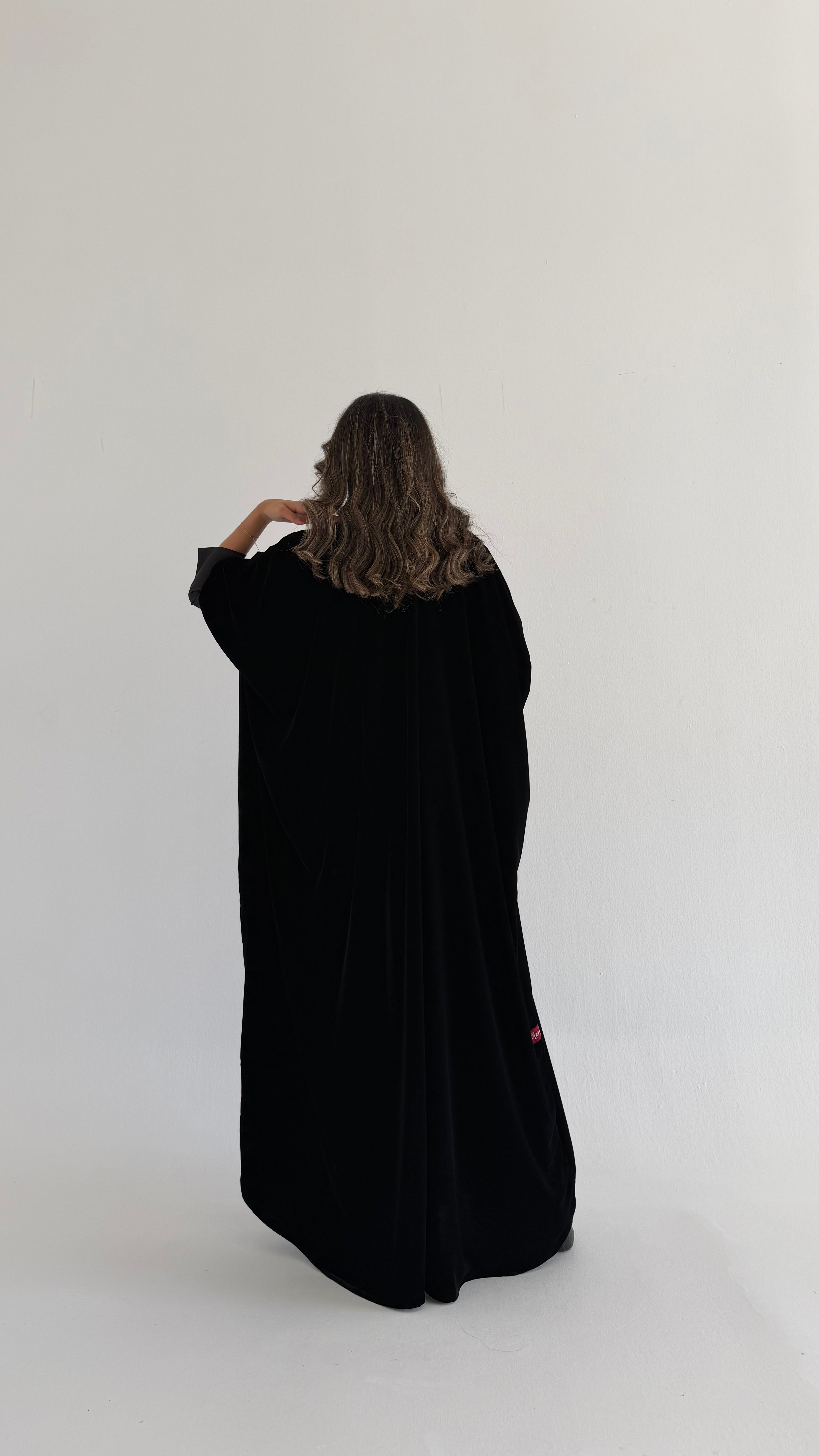 MWT369 - عباية اسود نطريز الياقة والاكمام