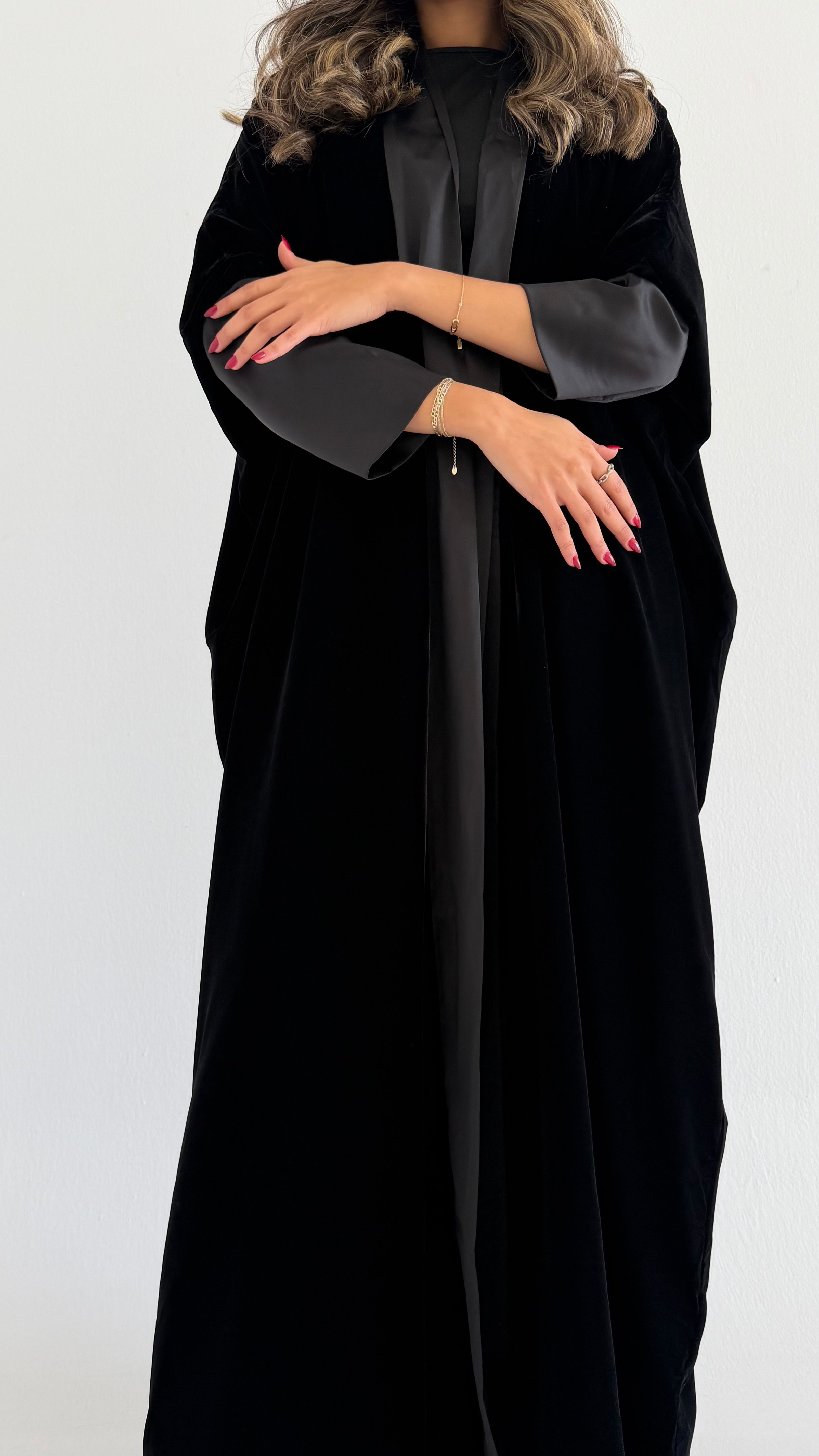 MWT396 - عباية شتوية مخمل مع تدخيله ساتان  اسود