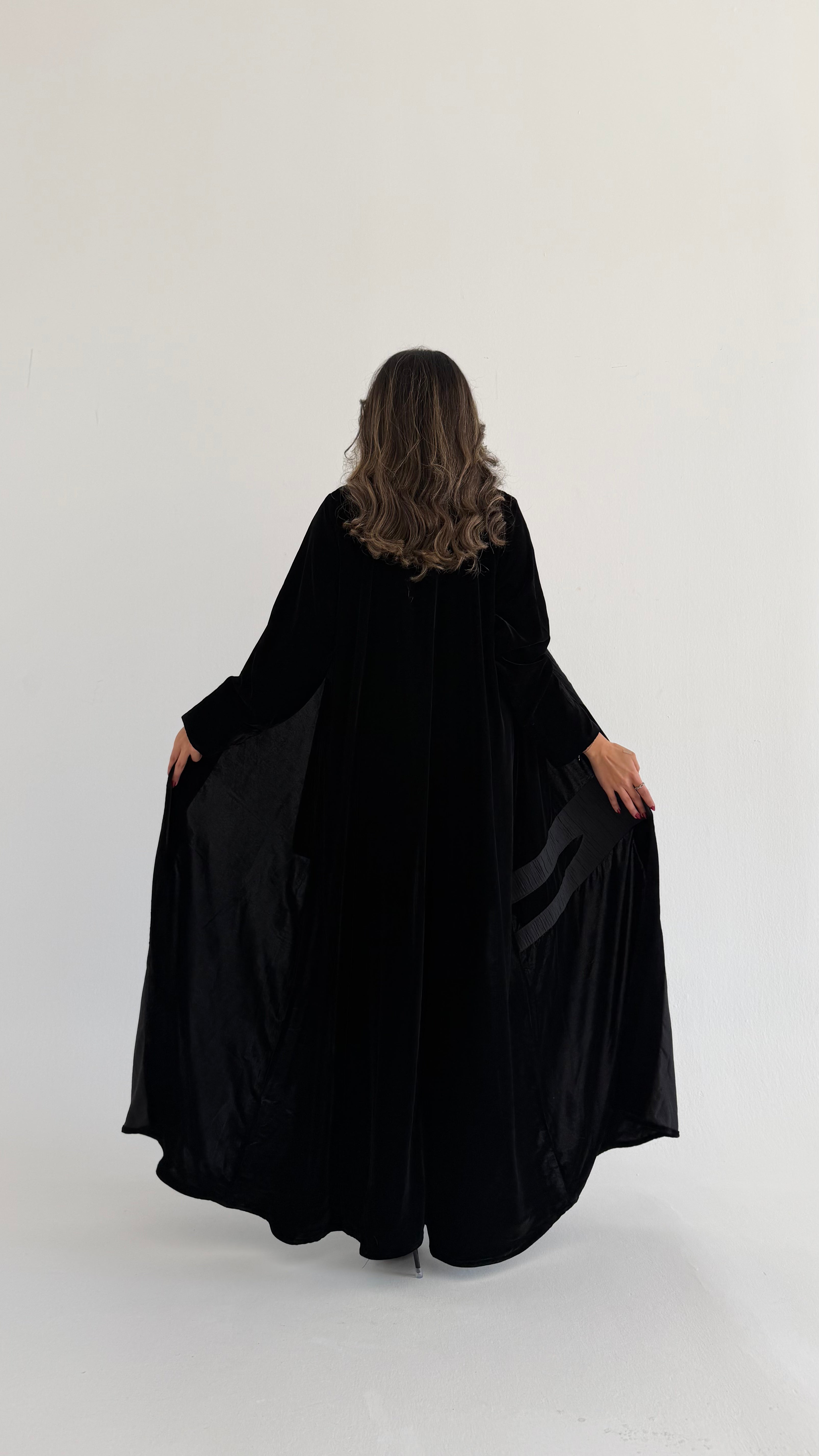 MWT644 - عباية مخمل مع تدخيلة جاكار