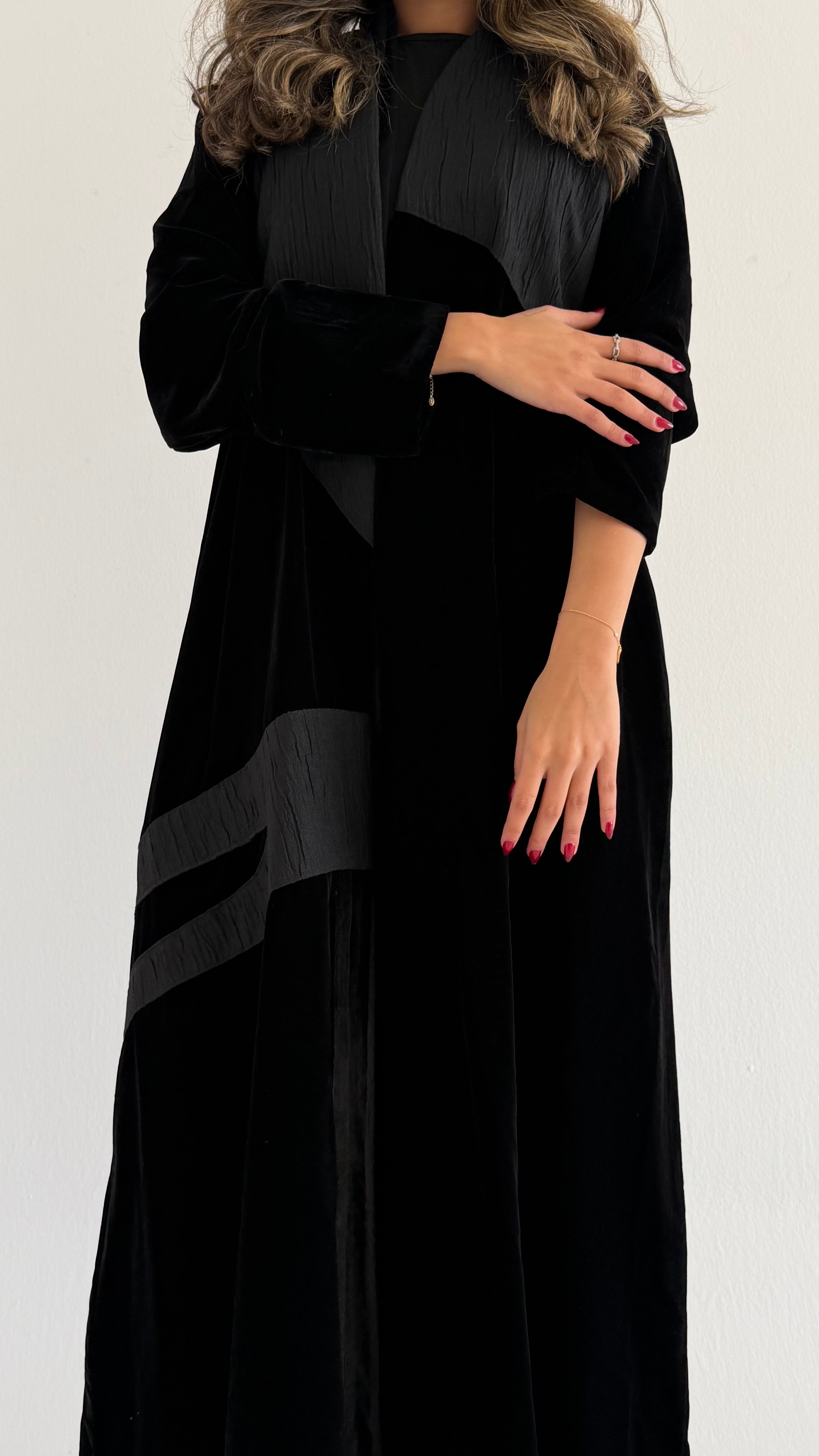 MWT644 - عباية مخمل مع تدخيلة جاكار