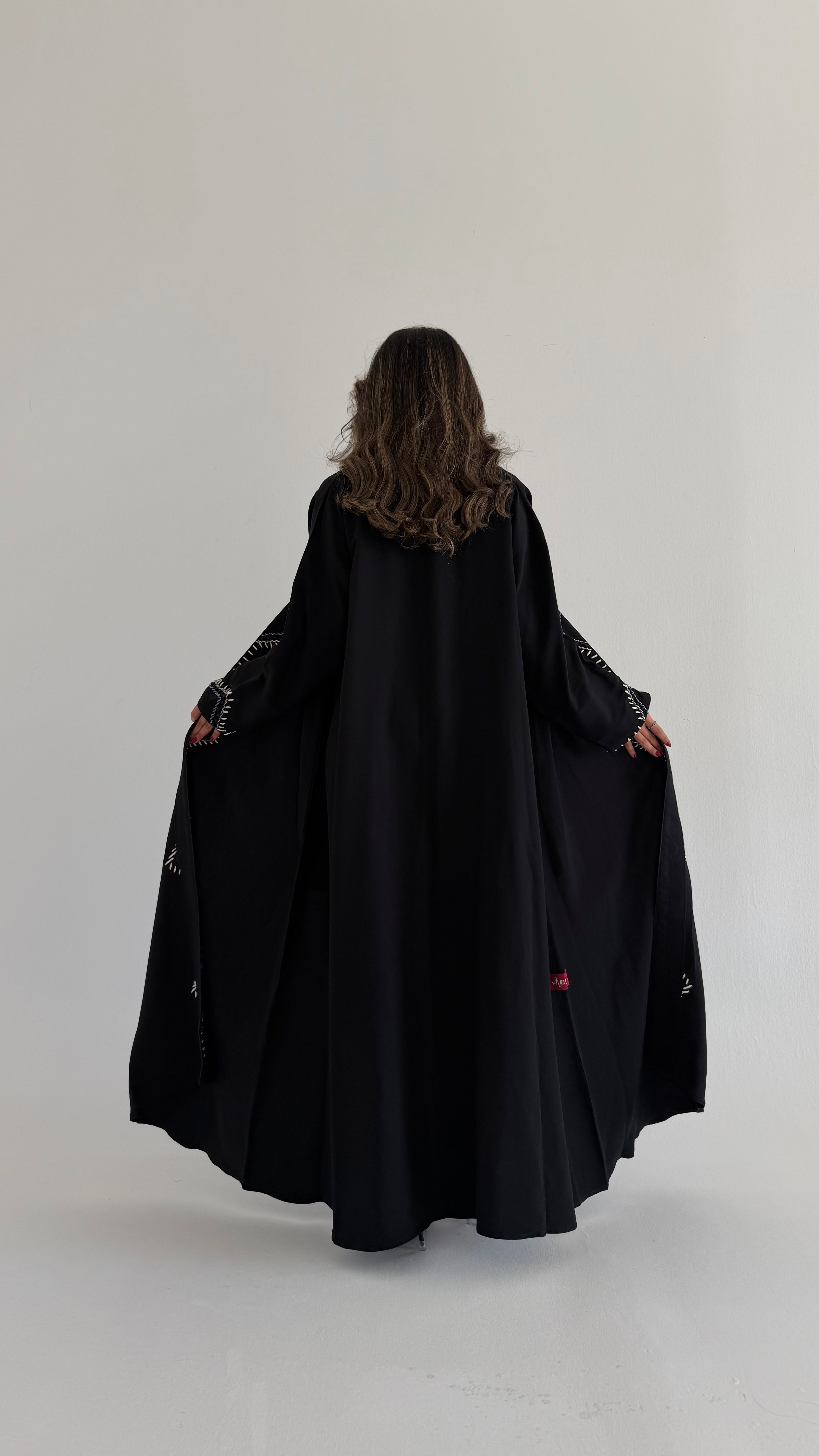 MWT347 - عباية اسود تطريز شك اطراف كحلي