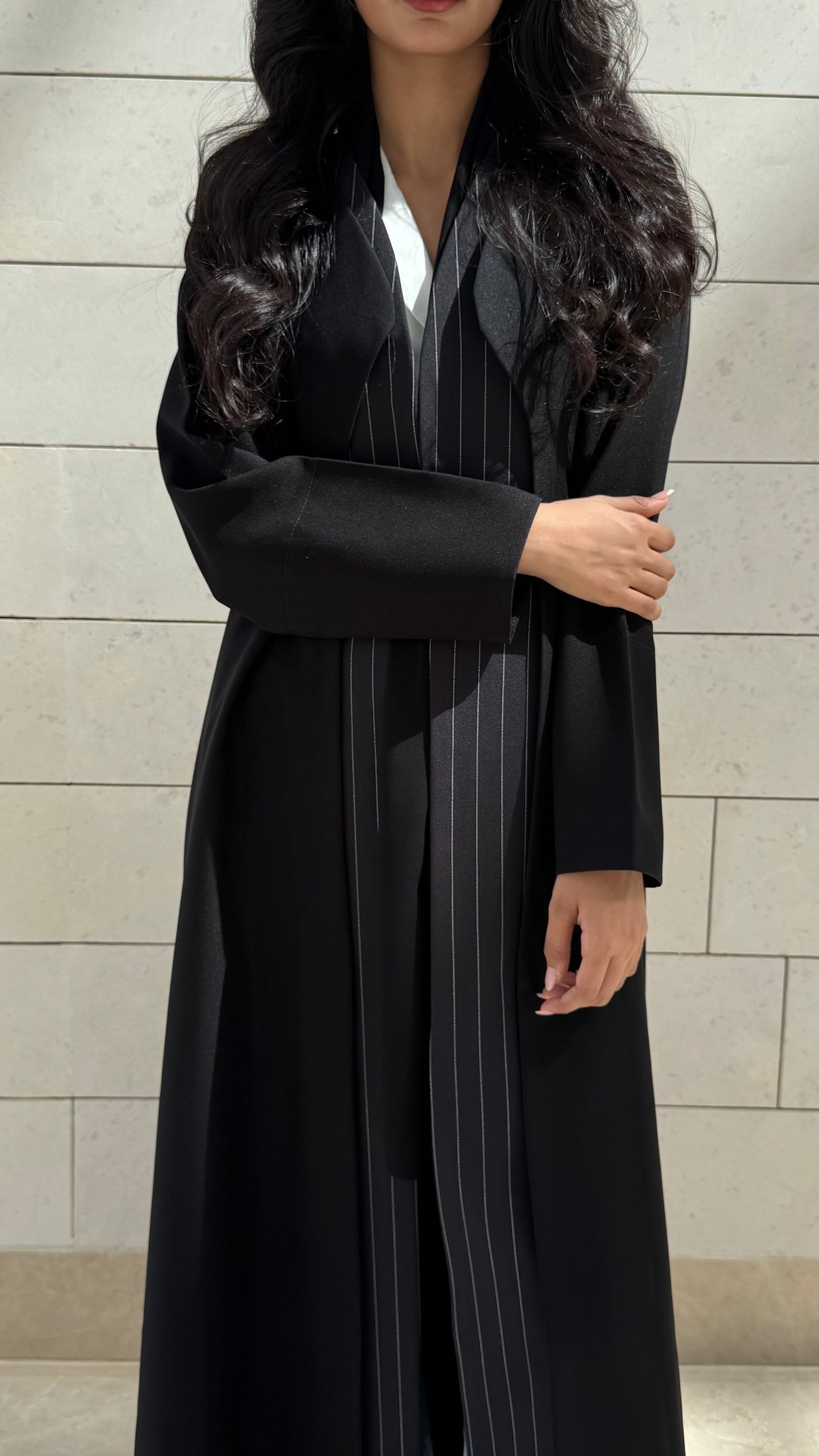 MWT376 - عباية اسود مع تدخيله مقلم - Aya