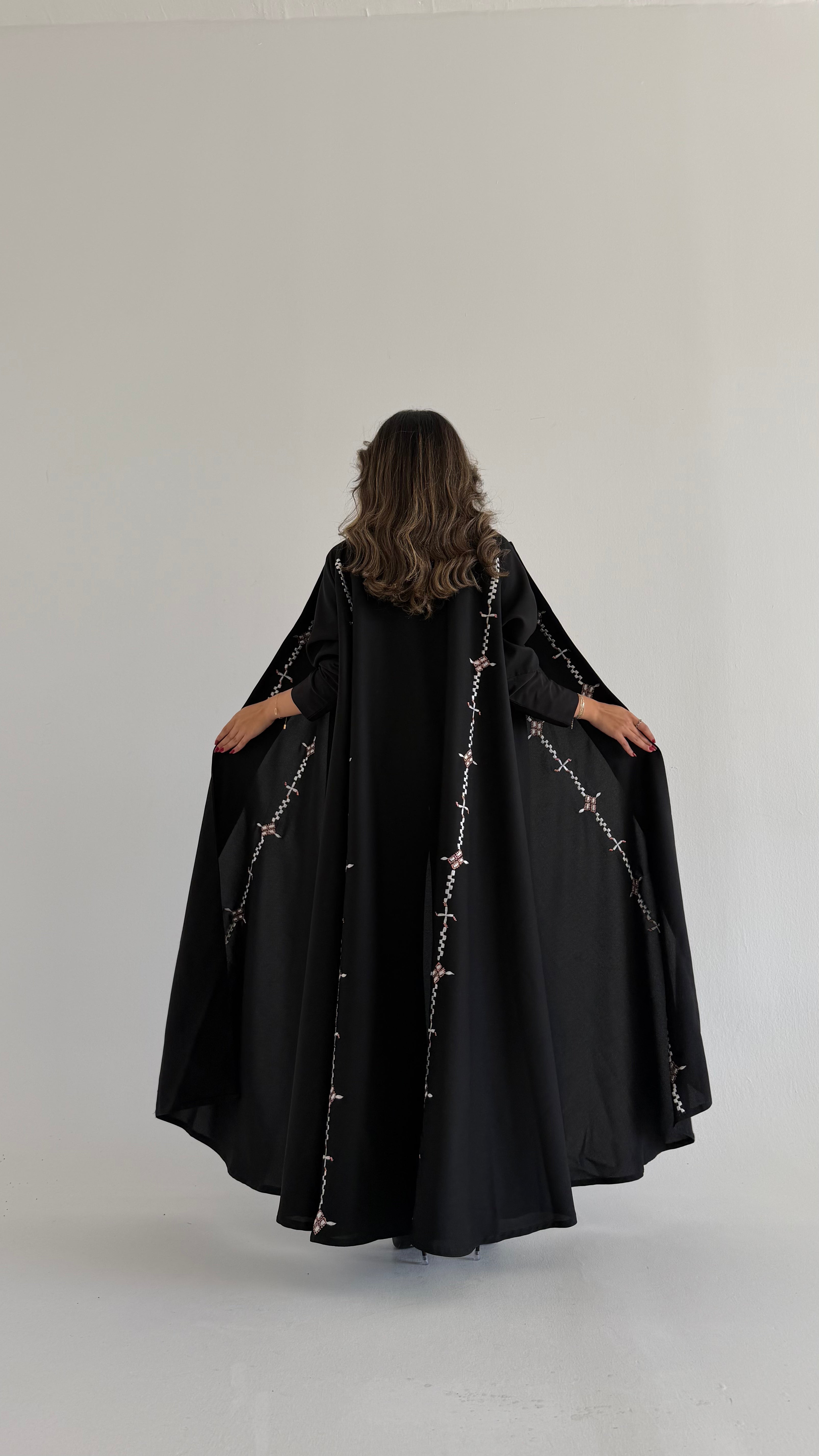 MWT640 - عباية اسود تطريز