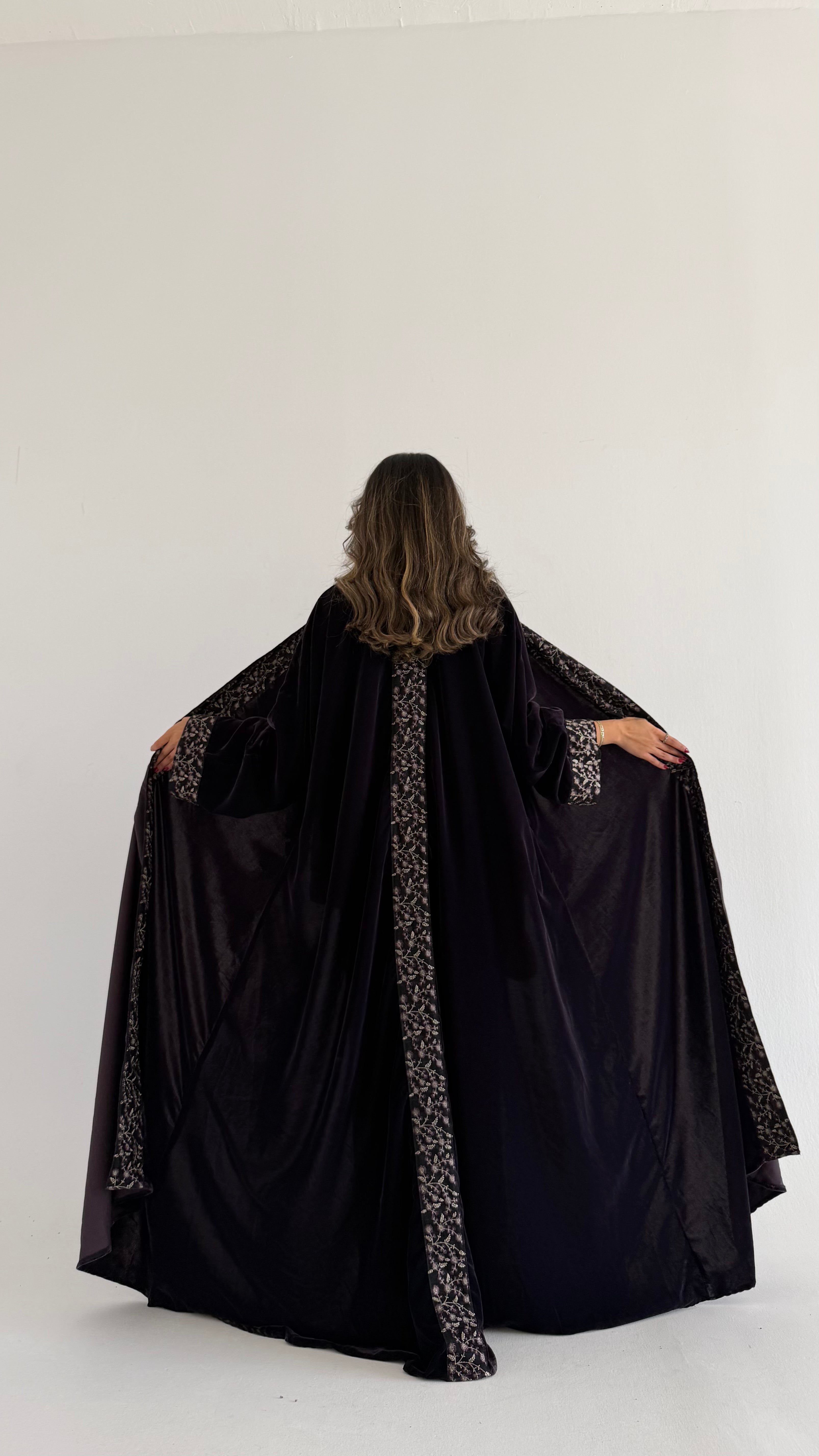 MW1766 - عباية مخمل  مع اضافة كلفة