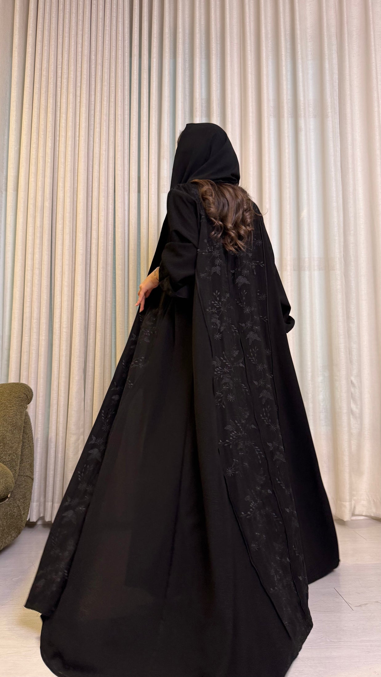 MW1556 - Back Charm | عباية سوداء مطرزة من الجهتين بتفاصيل فاخرة - Aya