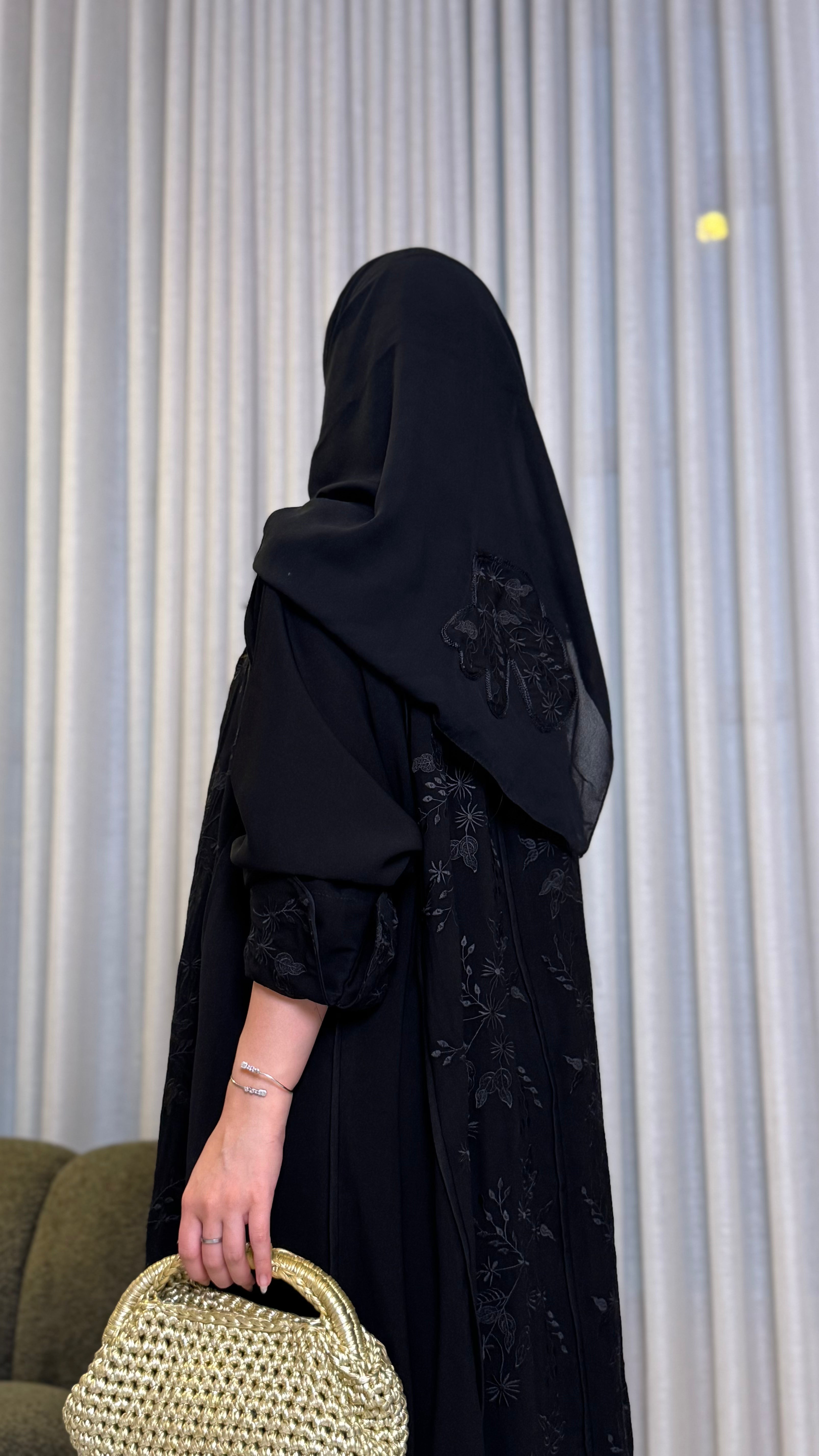 MW1556 - Back Charm | عباية سوداء مطرزة من الجهتين بتفاصيل فاخرة