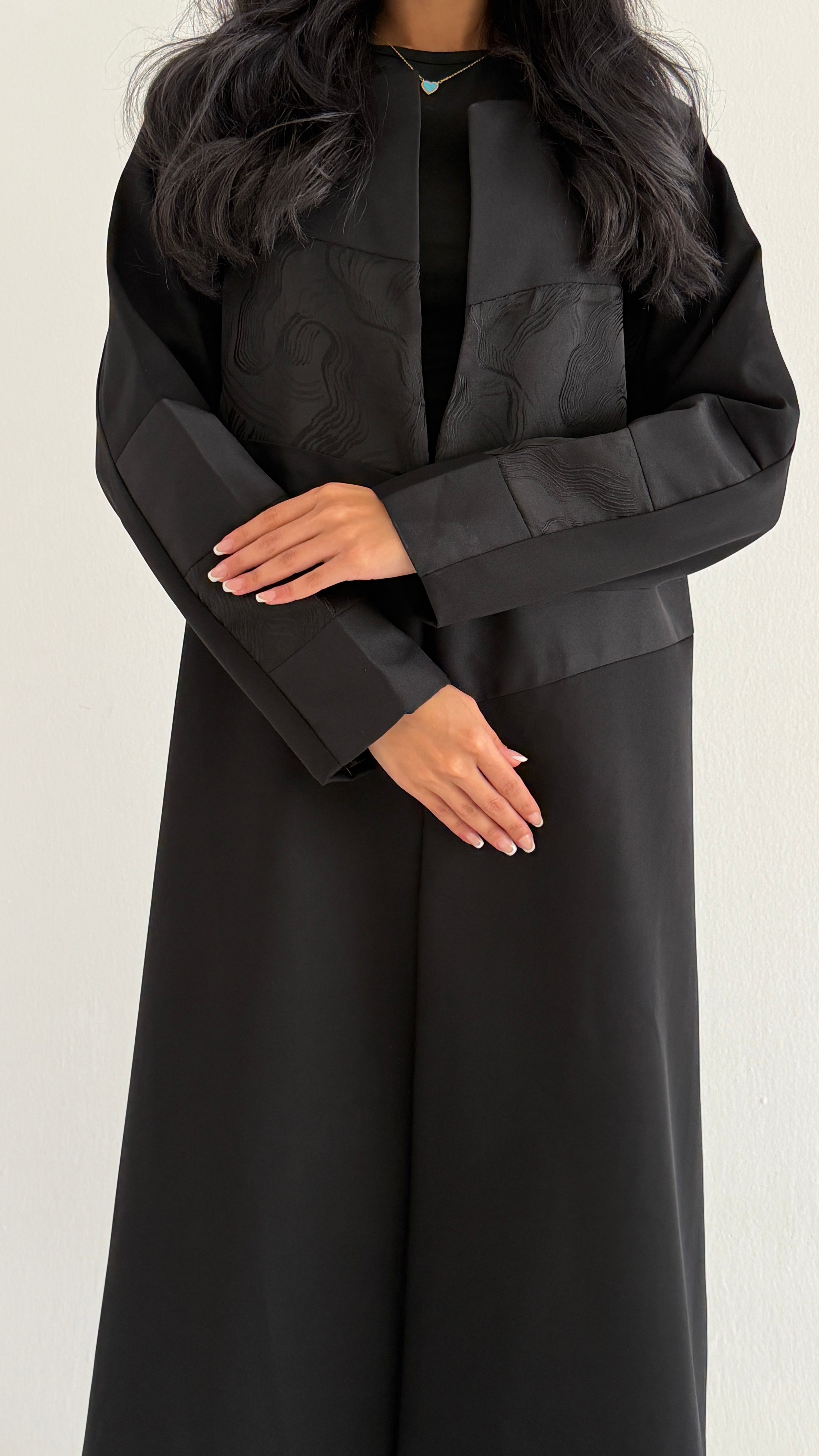 MW2041 - عباية بليزر مع اضافه ثلاثة خامات ليعطي طابع الاناقة - Aya