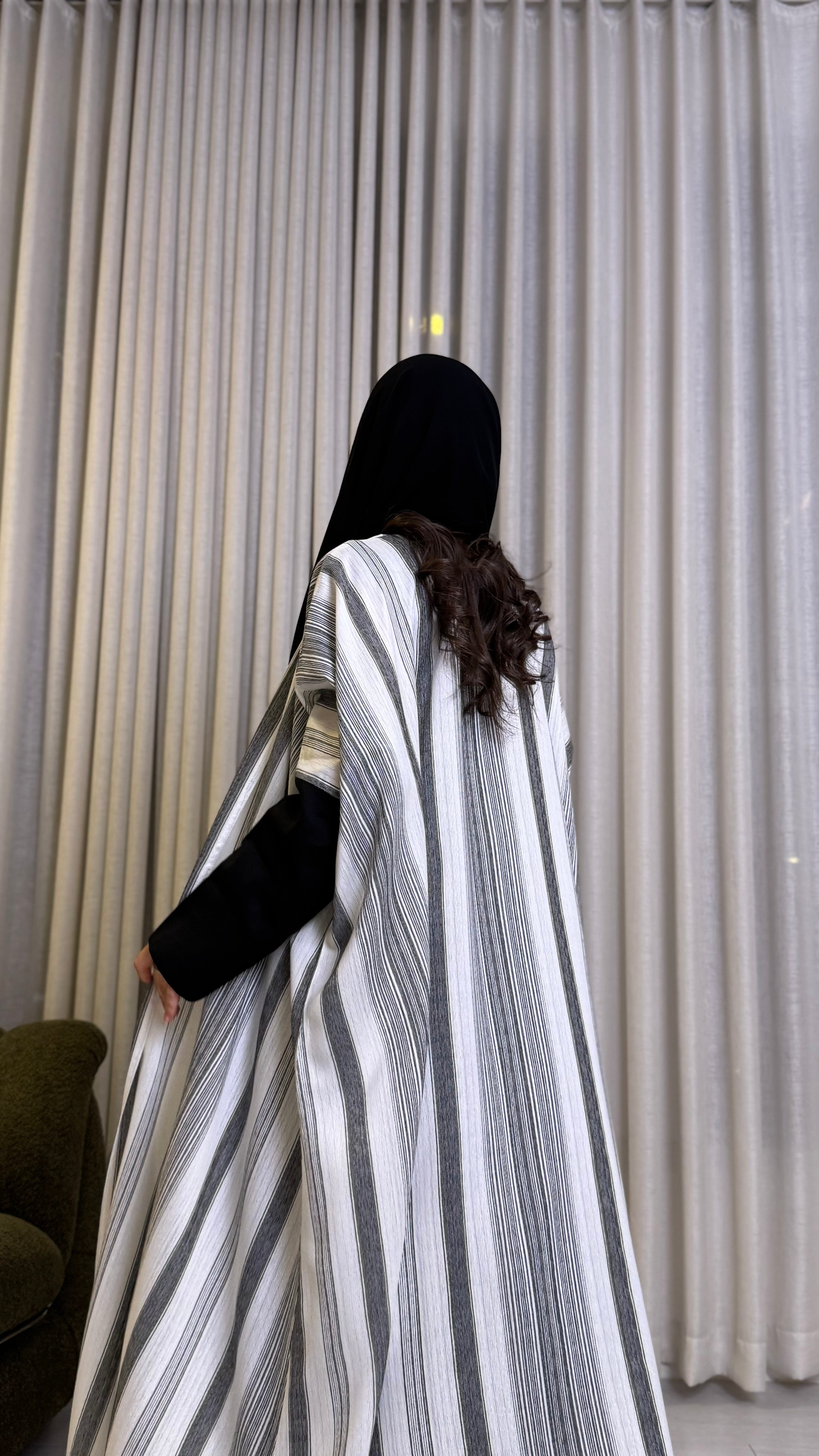 MWT303 - عبايه لنن مقلم ولنن اسود |Striped Linen Abaya with Black Linen Panels - Aya