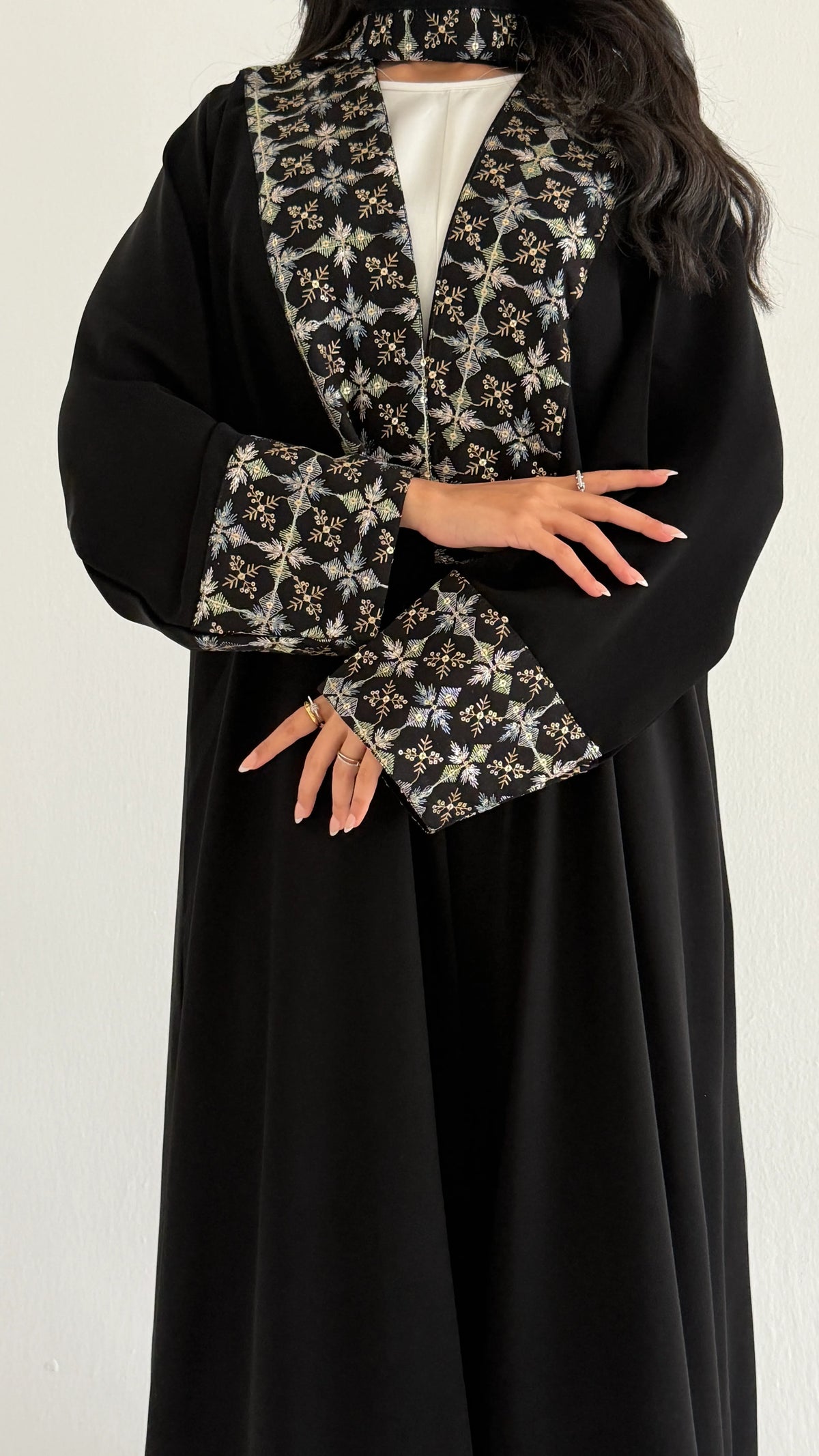 MWT5244 - عباية اسود يومية مع قماش تطريز
