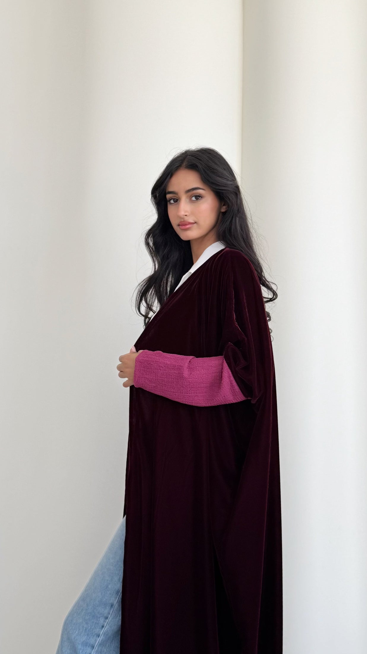 MWT531 - عباية مخمل عنابي بأكمام استريتش - Aya